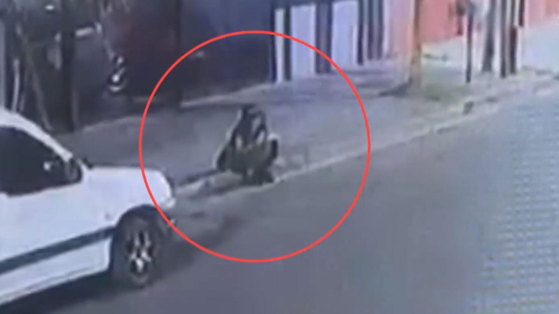 Valentín Alsina: quiso escapar de un robo y atropelló a una vecina que estaba sentada en la vereda