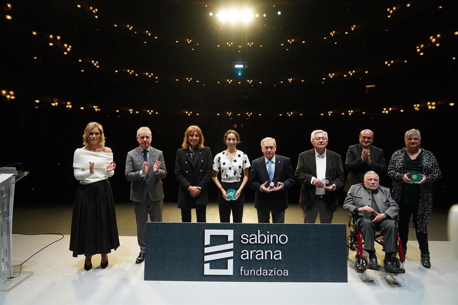 28/01/2024 Clemente, Anttón Valverde, Laboral Kutxa-Fundacion Euskadi, EAA y Armando Llanos reciben lo premios Sabino Arana 2023. El entrenador de fútbol Javier Clemente, el músico donostiarra Antton Valverde, al equipo ciclista femenino Laboral Kutxa-Fundación Euskadi, Euskal Artzainak Ameriketan (EAA) y al arqueólogo gasteiztarra Armando Llanos han recibido este domingo los premios Sabino Arana 2023 en una acto desarrollado en el Teatro Arriaga de Bilbao. POLITICA ESPAÑA EUROPA PAÍS VASCO H.BILBAO-EUROPA PRESS