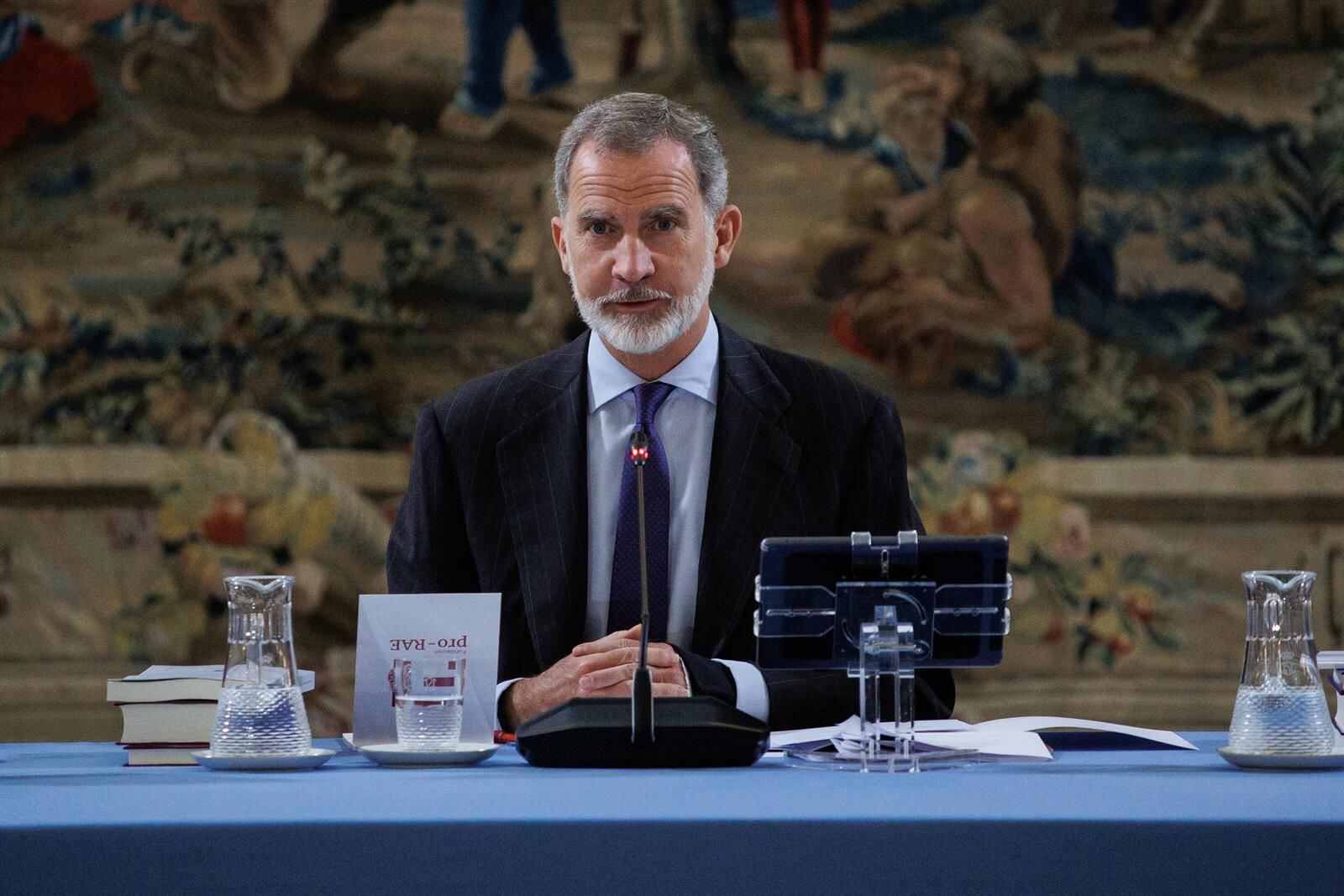 12/12/2023 El Rey Felipe VI durante la reunión de patronato de la Fundación Pro Real Academia Española y posterior presentación de la incorporación de las definiciones del Diccionario de la Lengua Española (DLE) y del lexicón de la Real Academia de Española (RAE) al ecosistema de Google, en el Palacio Real de El Pardo, a 12 de diciembre de 2023, en Madrid (España). Don Felipe ha presidido hoy la reunión anual del Patronato de esta institución, cuya principal misión es canalizar la ayuda de la sociedad a la Real Academia Española, subvencionando sus trabajos, para que pueda desarrollar con eficacia su función de servicio a la lengua española y a la posterior presentación de la incorporación de las definiciones del Diccionario de la Lengua Española (DLE) y del Lexicón de la Real Academia Española (RAE) al ecosistema de Google. POLITICA Alejandro Martínez Vélez - Europa Press