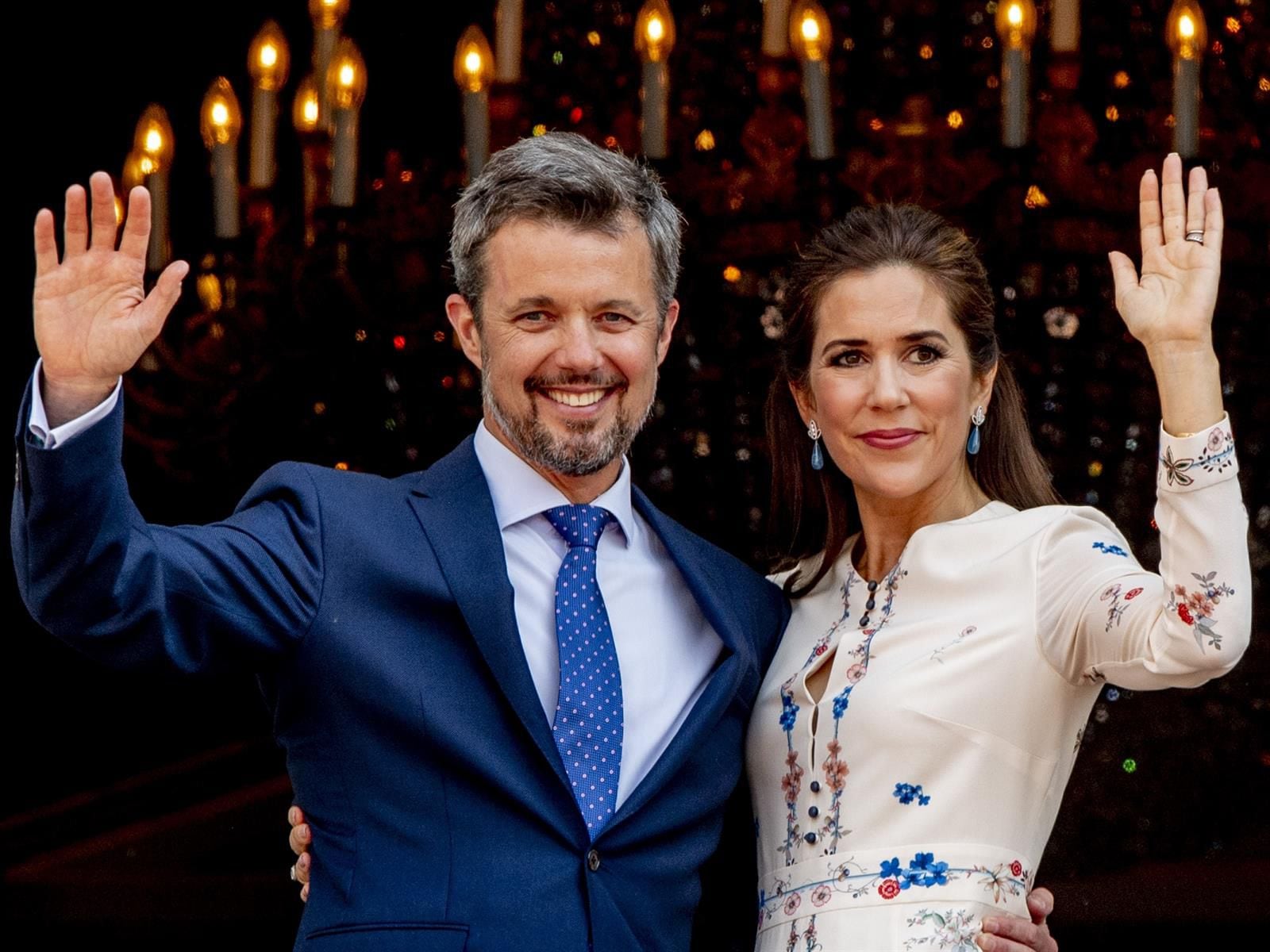 27/05/2018 EL PRÍNCIPE FEDERICO Y MARY DONALDSON. El pasado 31 de diciembre, en el mensaje de Navidad, la Reina Margarita de Dinamarca anunciaba ante todos sus ciudadanos su decisión de abdicar. Hoy, ha firmado la correspondiente declaración en el Parlamento de Copenhague en el Palacio de Christiansborg y su hijo, el hasta entonces Príncipe Federico, se ha convertido en rey. POLITICA EUROPA ESPAÑA SOCIEDAD EUROPA PRESS / CONTACTOPHOTO