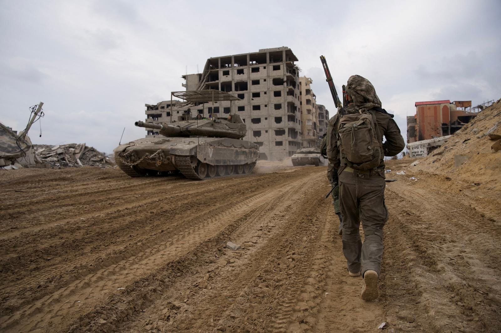 Soldados israelíes operan en la Franja de Gaza en medio del conflicto en curso entre Israel y el grupo terrorista palestino Hamas, en esta foto distribuida publicada el 5 de enero de 2024. Fuerzas de Defensa de Israel/Handout via REUTERS
