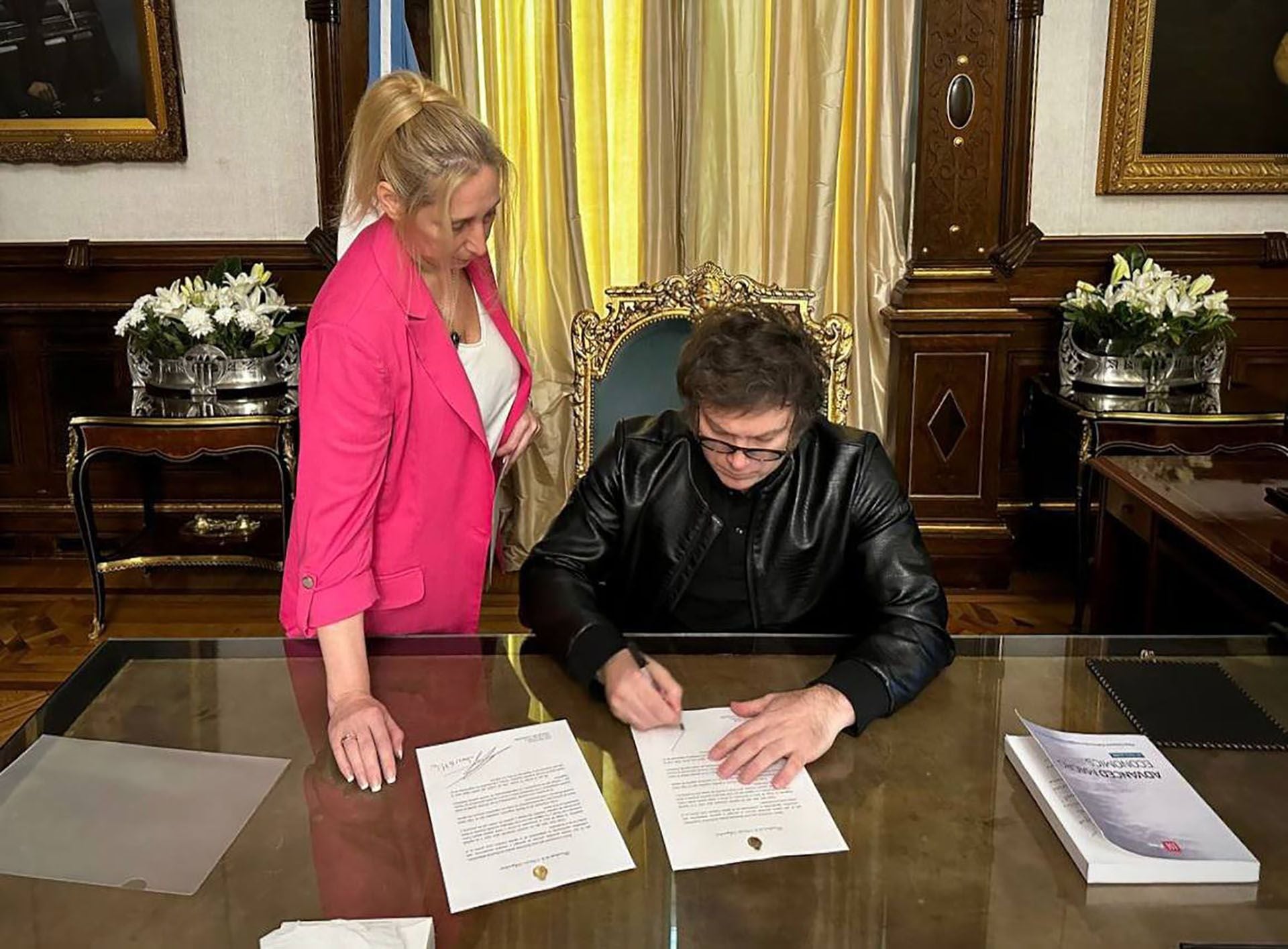 Javier Milei karina DNU