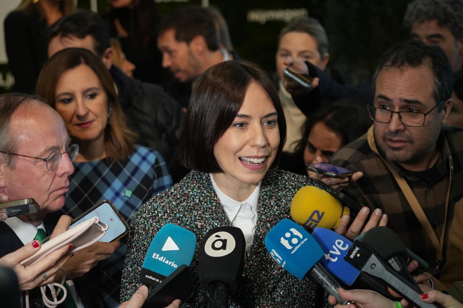 11/01/2024 La ministra de Ciencia, Innovación y Universidades, Diana Morant, atiende a los medios antes de participar en la ceremonia de apertura de València Capital Verde Europea 2024. La ministra de Ciencia, Innovación y Universidades, Diana Morant, ha garantizado que el Gobierno de España "no va a obligar a ninguna empresa a salir de ningún territorio ni a irse a ningún otro", ni tampoco a "multarlas o sancionarlas", y ha rechazado la "polémica" creada sobre este asunto, en base, a su juicio, de "afirmaciones salidas de contexto, plagadas de mentiras y falsas verdades" que "no son ciertas". POLITICA COMUNIDAD VALENCIANA ESPAÑA EUROPA VALENCIA JORGE GIL/EUROPA PRESS