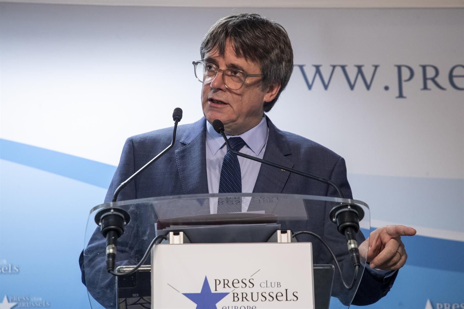 09/11/2023 El expresidente de la Generalitat y eurodiputado de Junts, Carles Puigdemont, comparece en una rueda de prensa para explicar los detalles del acuerdo de investidura con el PSOE, en el Parlamento Europeo, a 9 de noviembre de 2023, en Bruselas (Bélgica). PSOE y Junts han cerrado un acuerdo para investir al presidente del Gobierno en funciones y candidato socialista a la reelección, Pedro Sánchez. El pacto incluye la amnistía y casos de 'lawfare', término con el que los dirigentes independentistas se refieren a lo que consideran una persecución por parte de jueces y magistrados por motivos políticos. El anuncio llega días después de largas negociaciones entre ambas formaciones, que desde el pasado 2 de noviembre se han centrado en desencallar algunas diferencias en el redactado de la ley de amnistía y en definir su alcance. POLITICA Europa Press