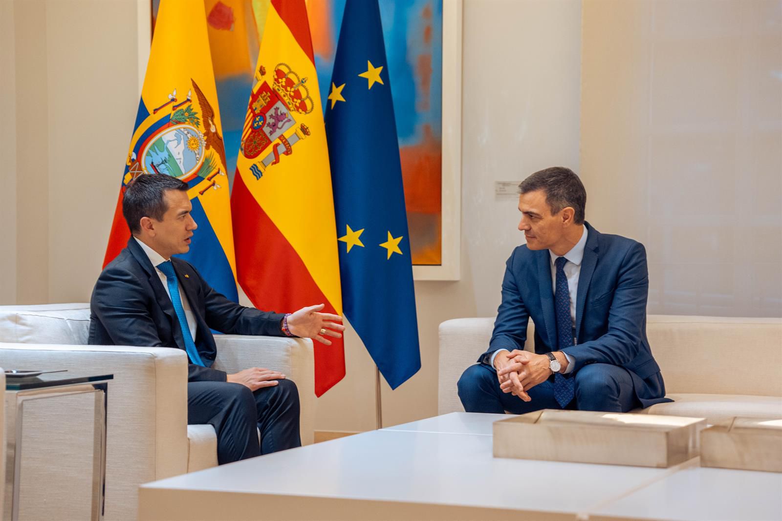24/01/2024 El presidente de la República de Ecuador, Daniel Noboa Azín (i) y el presidente del gobierno, Pedro Sánchez (d), durante el encuentro que han mantenido, en el Palacio de la Moncloa, a 24 de enero de 2024, en Madrid (España). Tras el encuentro del presidente de Ecuador Daniel Noboa con el Rey, se ha producido el mismo con el presidente del gobierno, Pedro Sánchez, con motivo de su viaje a Madrid por la Feria Internacional de Turismo (Fitur) en la que Ecuador es país invitado de esta edición. Este es el primer viaje al extranjero de Noboa tras los últimos acontecimientos en Ecuador. POLITICA Gabriel Luengas - Europa Press