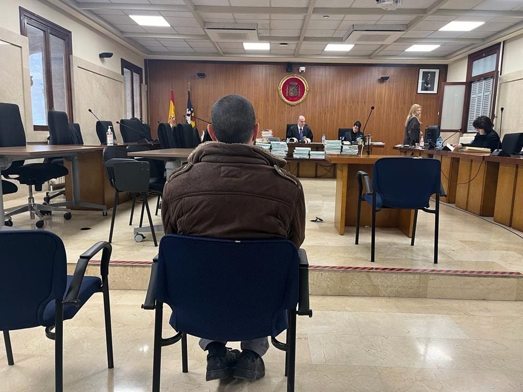 18/01/2024 Un hombre acepta un año de cárcel y cuatro de inhabilitación por abusos a una menor a la que daba clases de taekwondo. Un hombre de 34 años ha aceptado este jueves una pena de un año de cárcel por abusos sexuales a una menor a la que daba clases de taekwondo en Mallorca. También ha quedado inhabilitado durante cuatro años para ejercer cualquier actividad que conlleve contacto con menores. POLITICA ESPAÑA EUROPA ISLAS BALEARES AUTONOMÍAS 