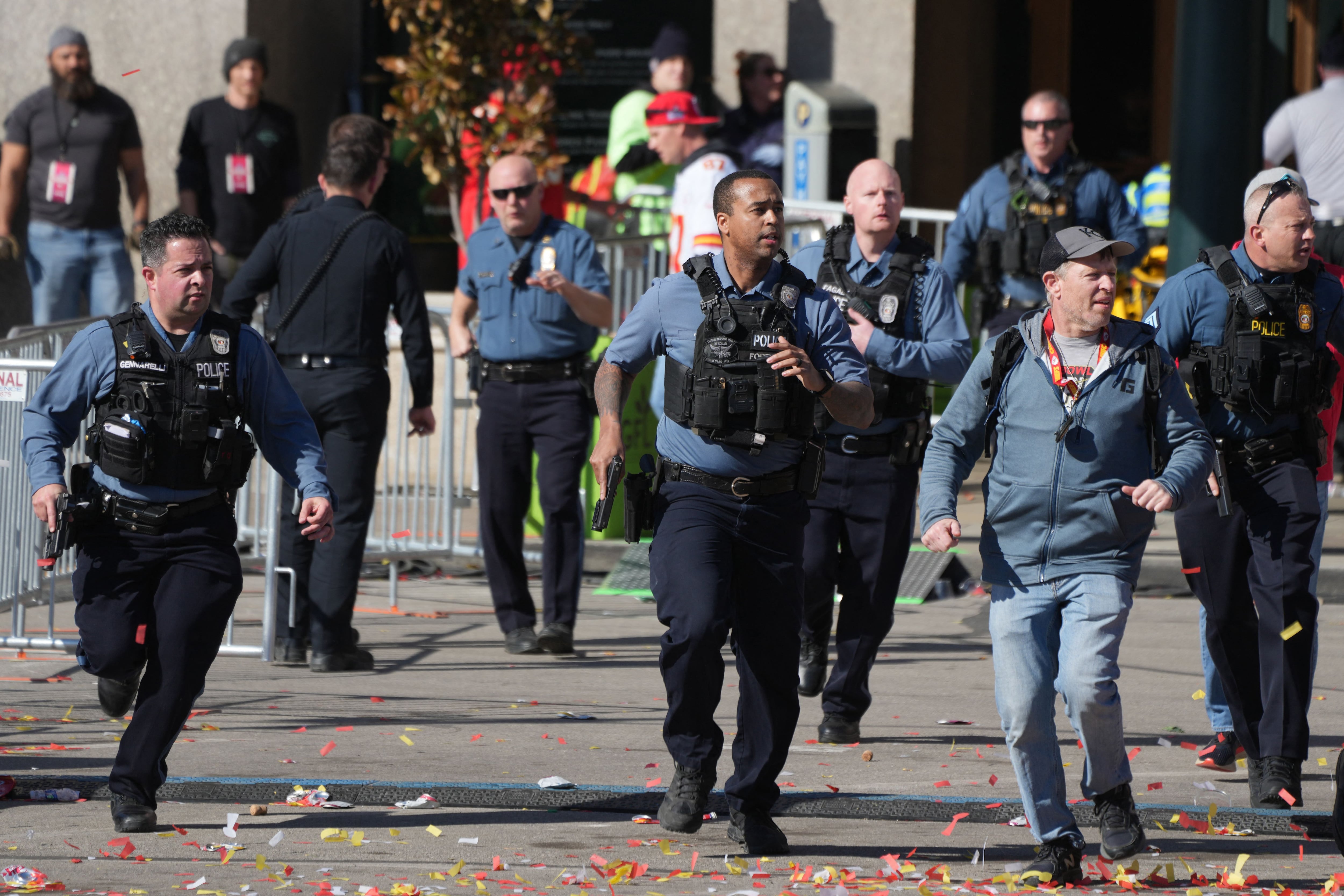 La policía responde después de que se produjeran disparos tras la celebración de la victoria de los Kansas City Chiefs (Crédito obligatorio: Kirby Lee-USA TODAY Sports)