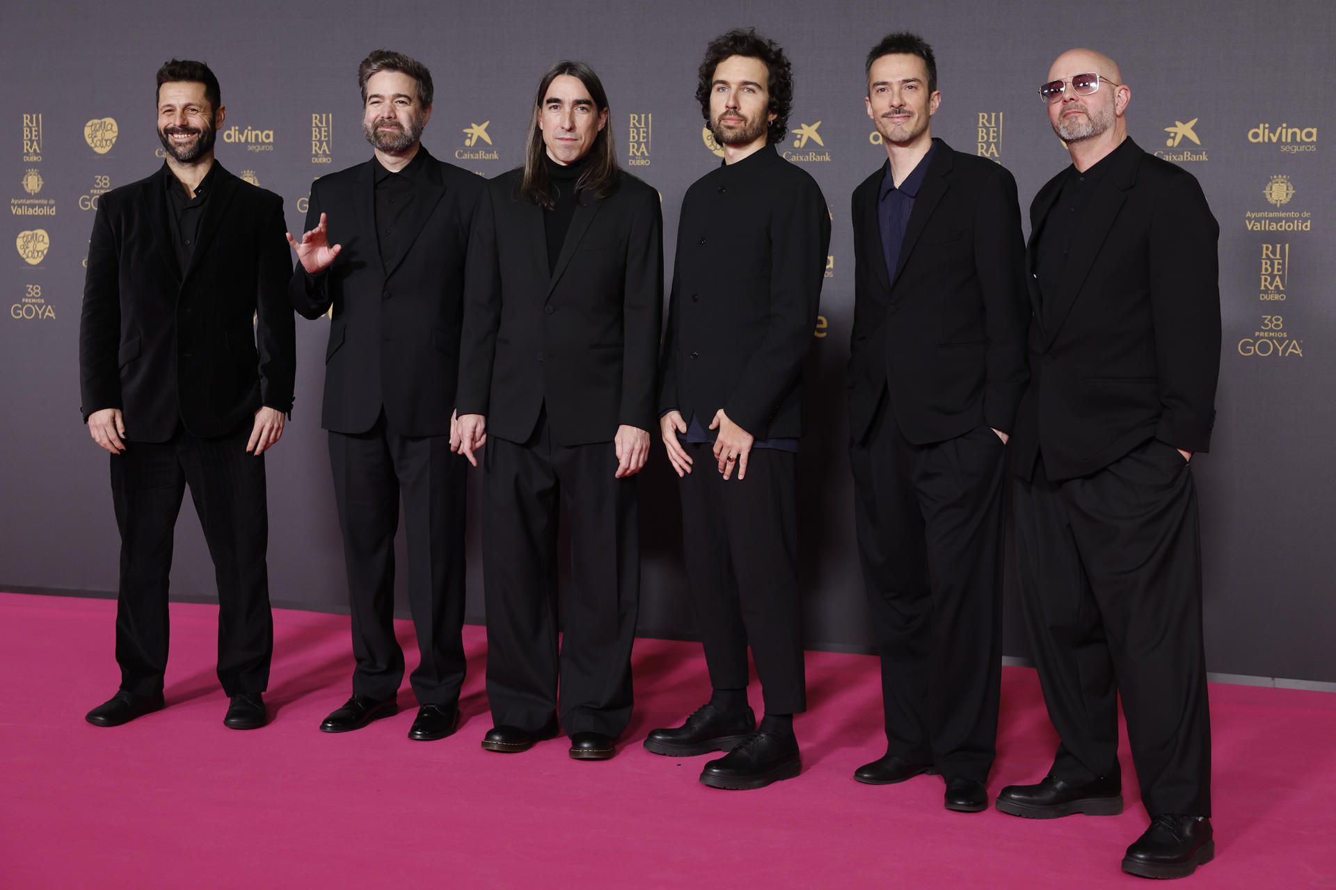 Los miembros de la banda musical Vetusta Morla posan a su llegada a la ceremonia de entrega de la 38.ª edición de los Premios Goya