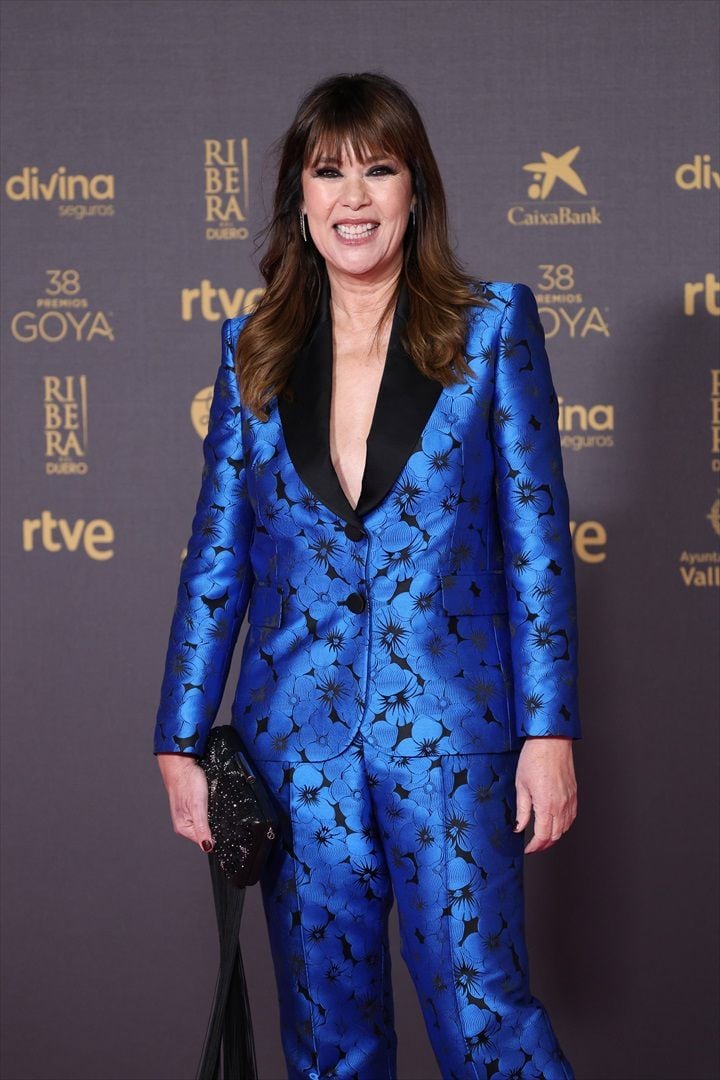 La escritora Mabel Lozano posa en la alfombra rosa previa a la gala de los Premios Goya 2024