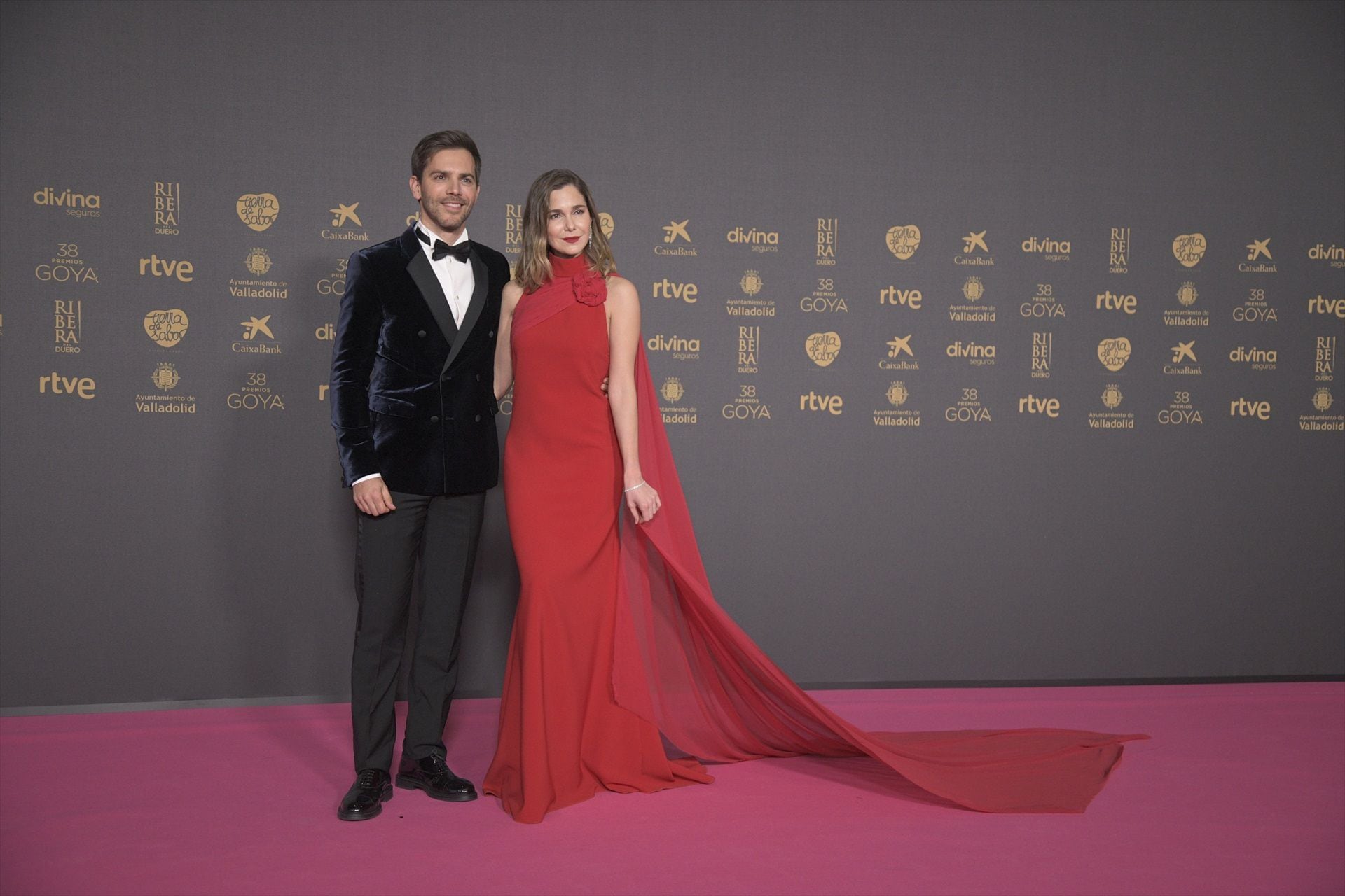 El actor Marc Clotet y la actriz Natalia Sánchez posan en la alfombra rosa previa a la gala de la 38.ª edición de los Premios Goya