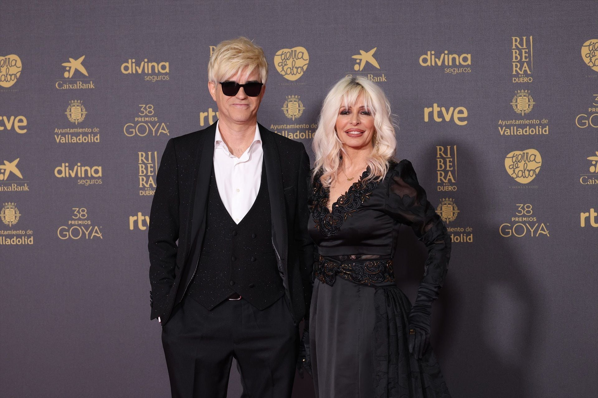 El grupo Nebulosa posa en la alfombra rosa previa a la gala de la 38.ª edición de los Premios Goya