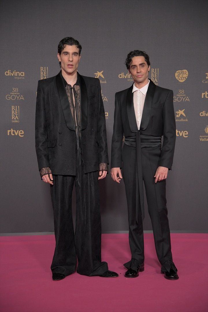 Los directores de cine Javier Calvo (i) y Javier Ambrossi (d), posan en la alfombra rosa previa a la gala de la 38.ª edición de los Premios Goya
