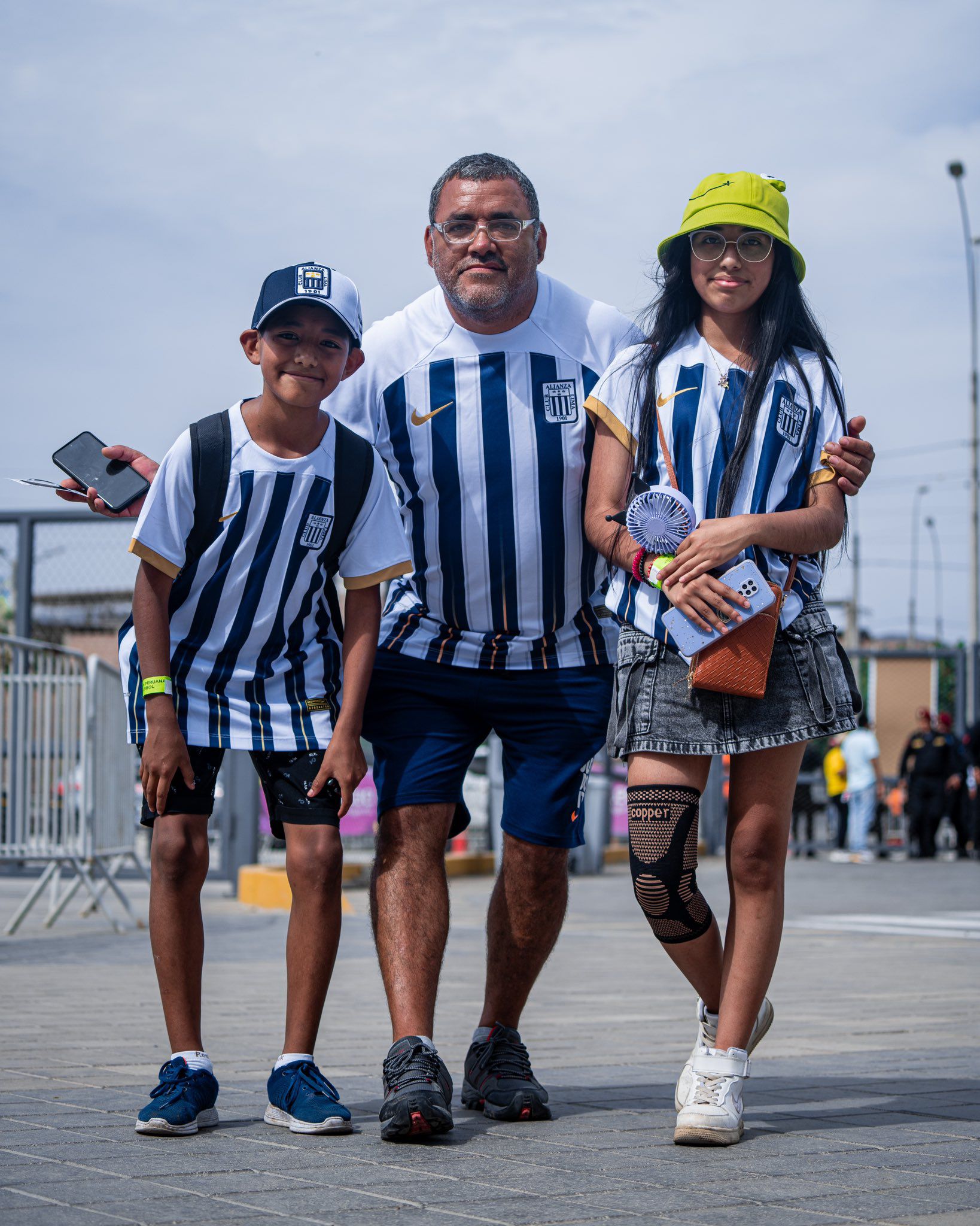 Hinchas de Alianza Lima acudieron a Villa El Salvador para alentar a su equipo.