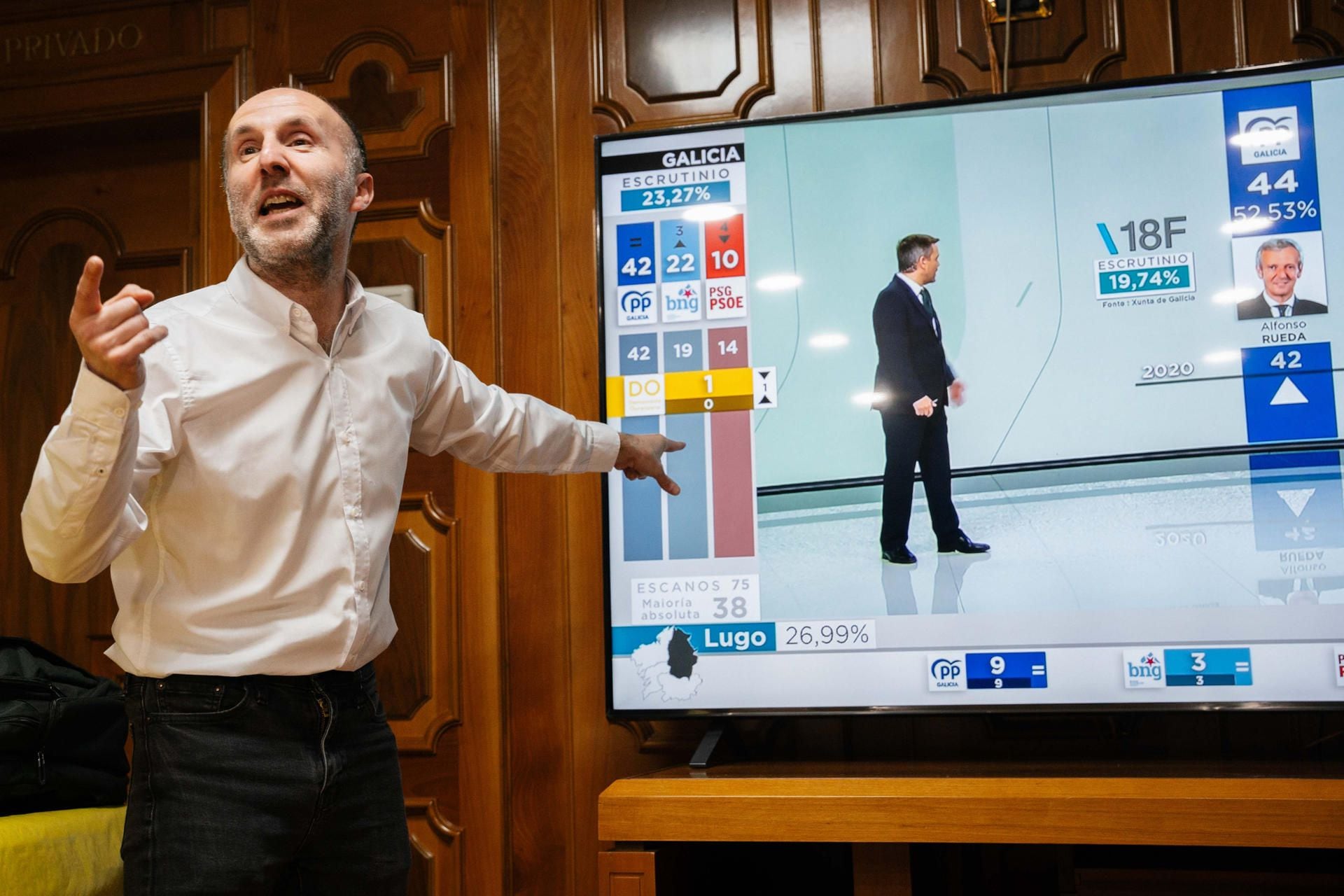 El presidente de Democracia Ourensana, Gonzalo Pérez Jácome, siguiendo el escrutinio de los resultados electorales, este domingo en Ourense (EFE/ Alejandro Camba)