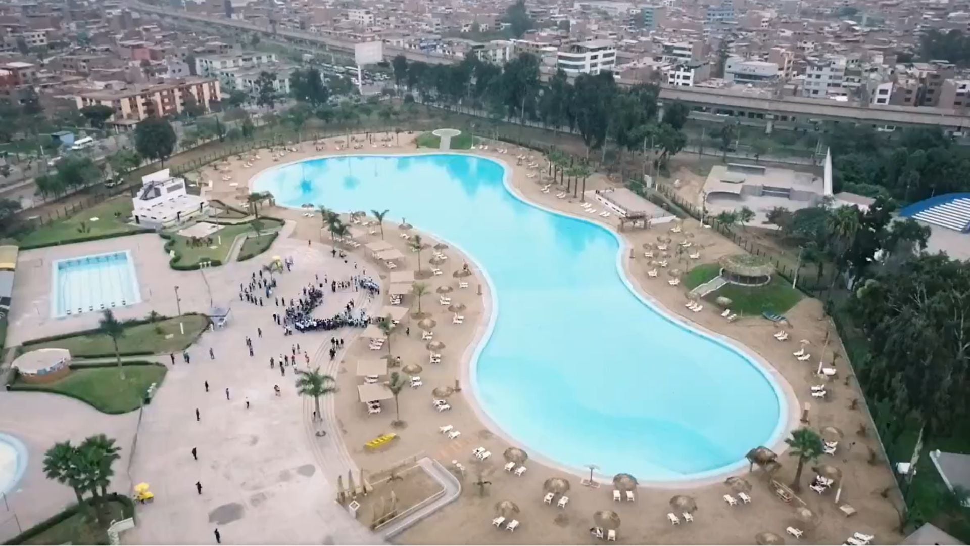 Playa artificial inaugurada por el alcalde de Lima, Rafael López Aliaga, en el Club Metropolitano Wiracocha.
