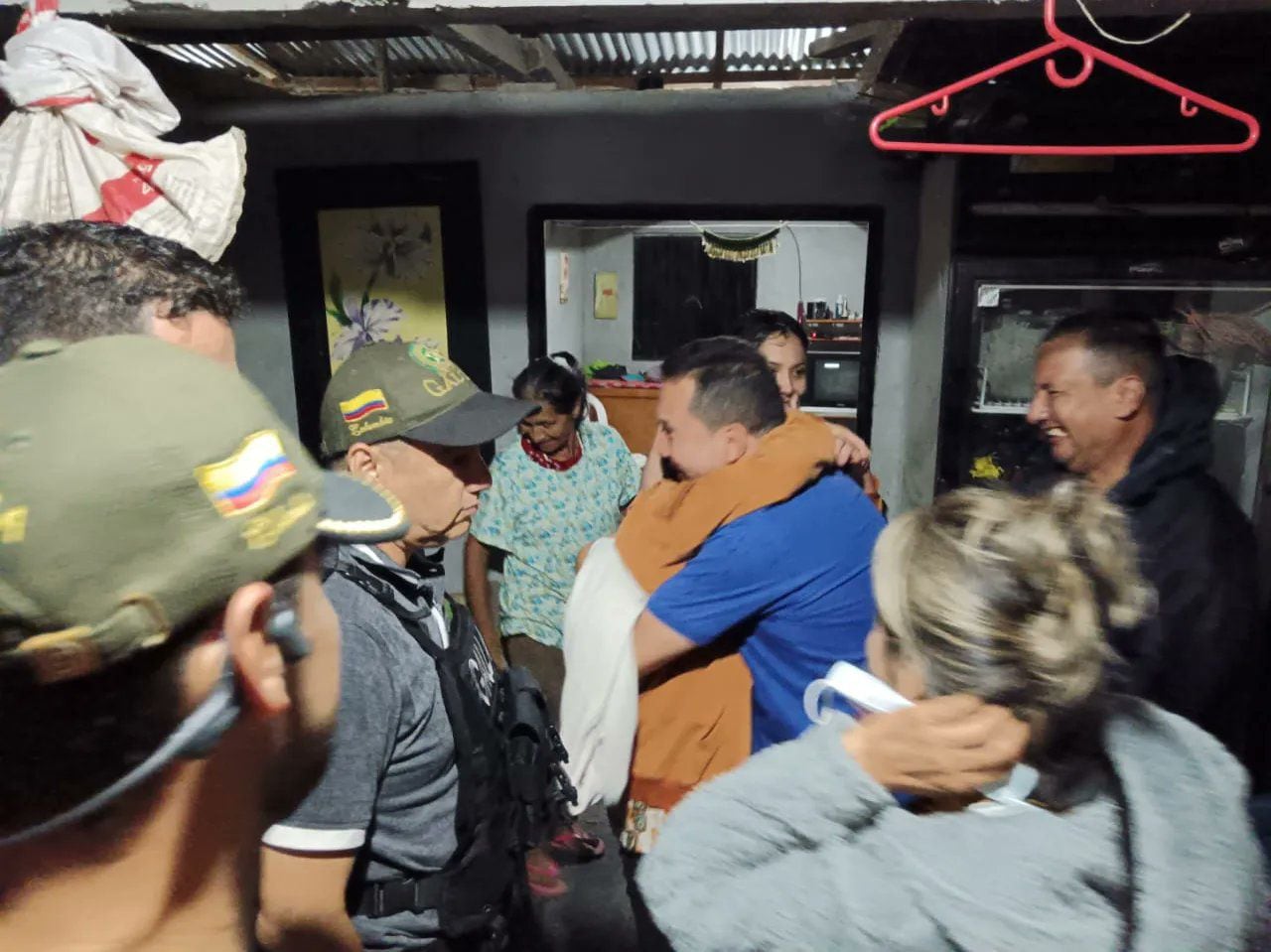 La señora Aura Embús se encontró con su familia luego de su liberación - crédito @HuilaPolicia/X