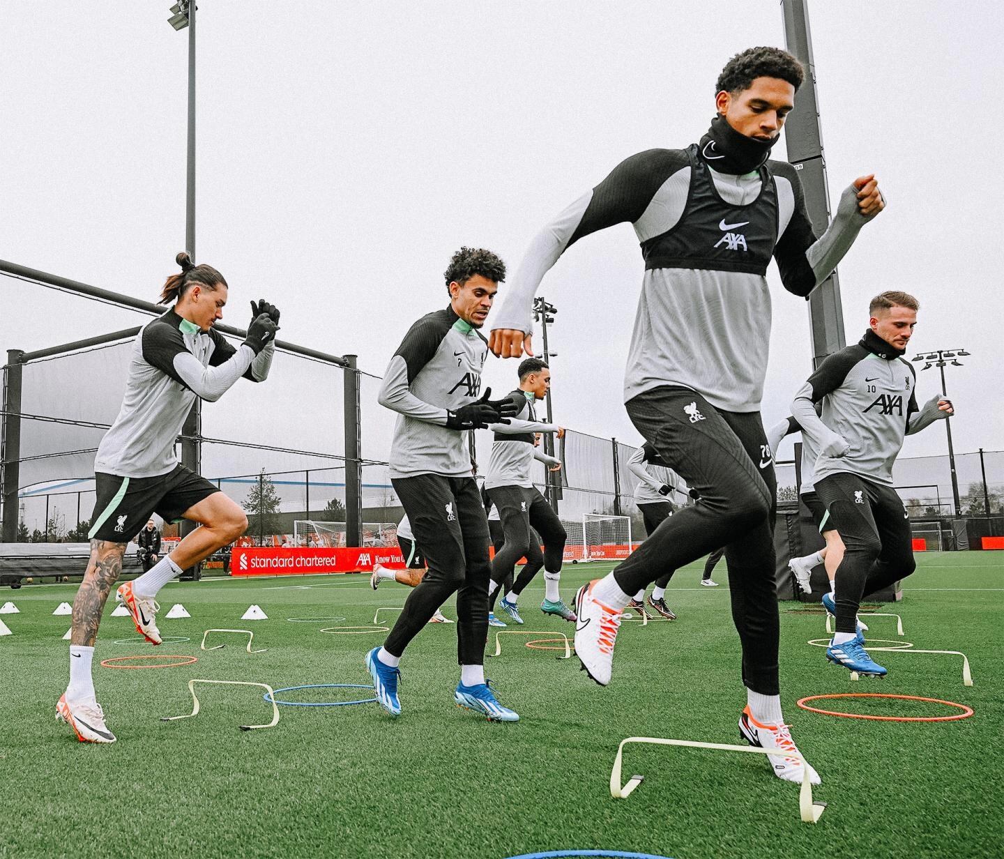 Luis Díaz en su regreso a los entrenamientos con Liverpool tras la fecha de eliminatorias con la selección Colombia - crédito @LFC/X.