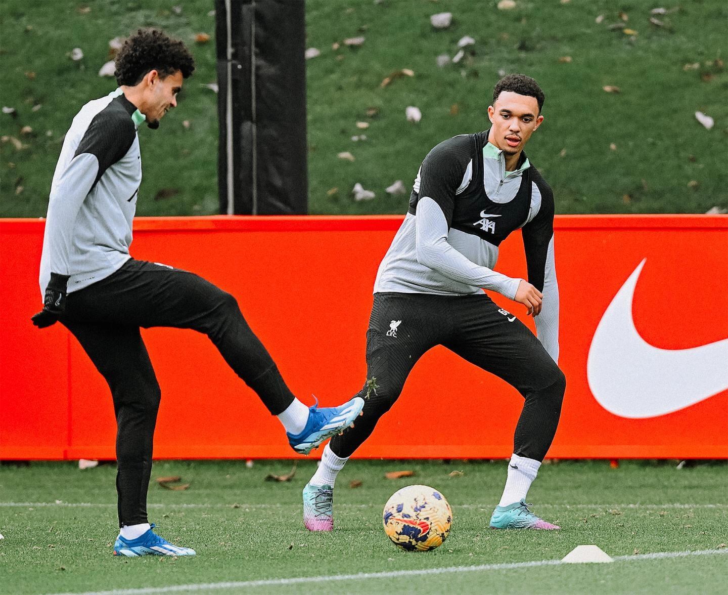 Luis Díaz en su regreso a los entrenamientos con Liverpool tras la fecha de eliminatorias con la selección Colombia - crédito @LFC/X.