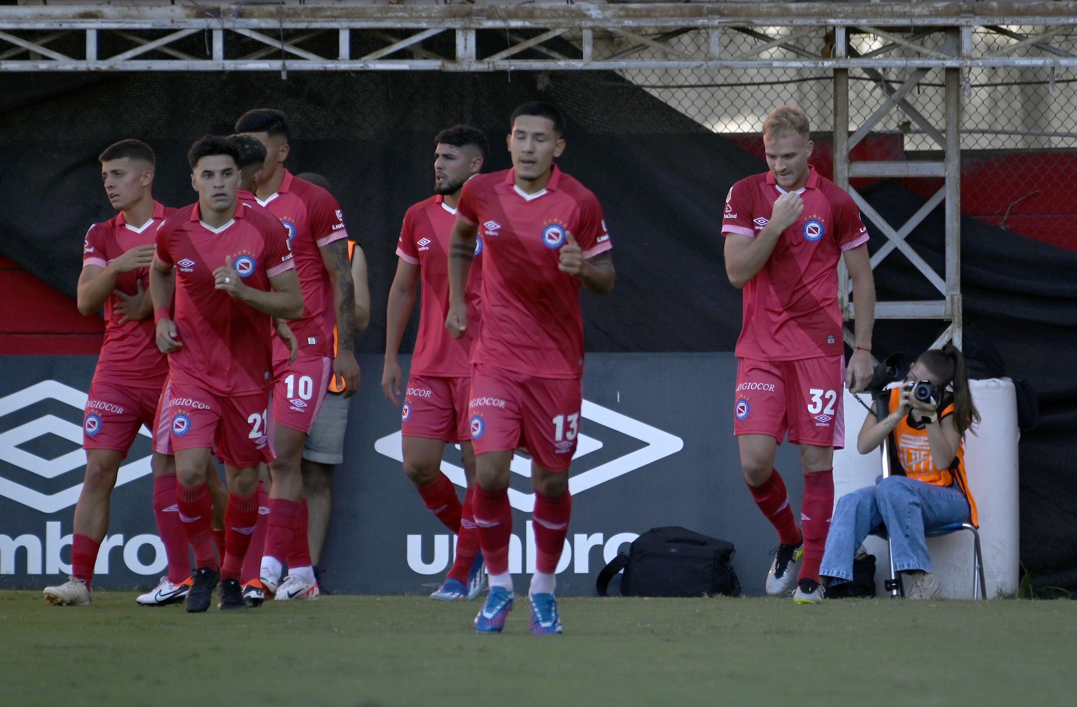 Luciano Gondou festeja el 1-0 de Argentinos ante Gimnasia (FotoBaires)
