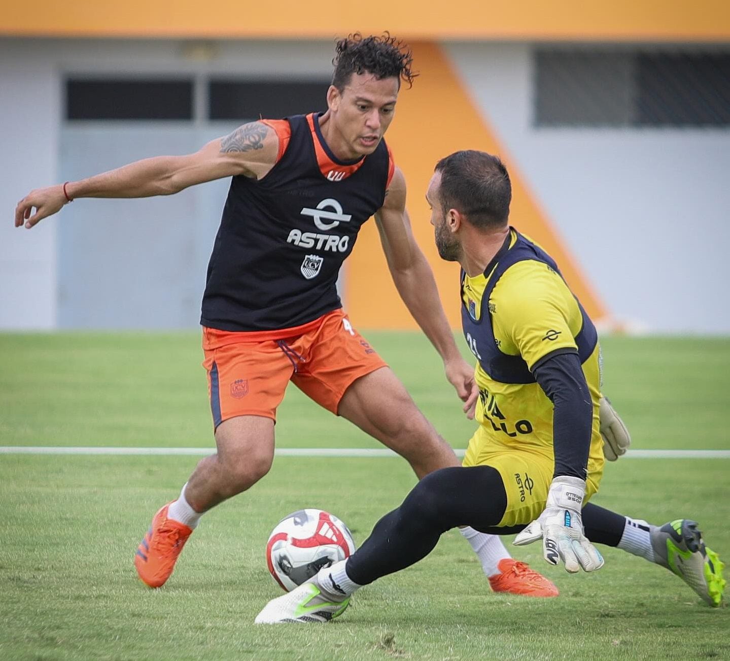 Cristian Benavente frente a José Carvallo en un entrenamiento con César Vallejo. - créditos: UCV Fútbol