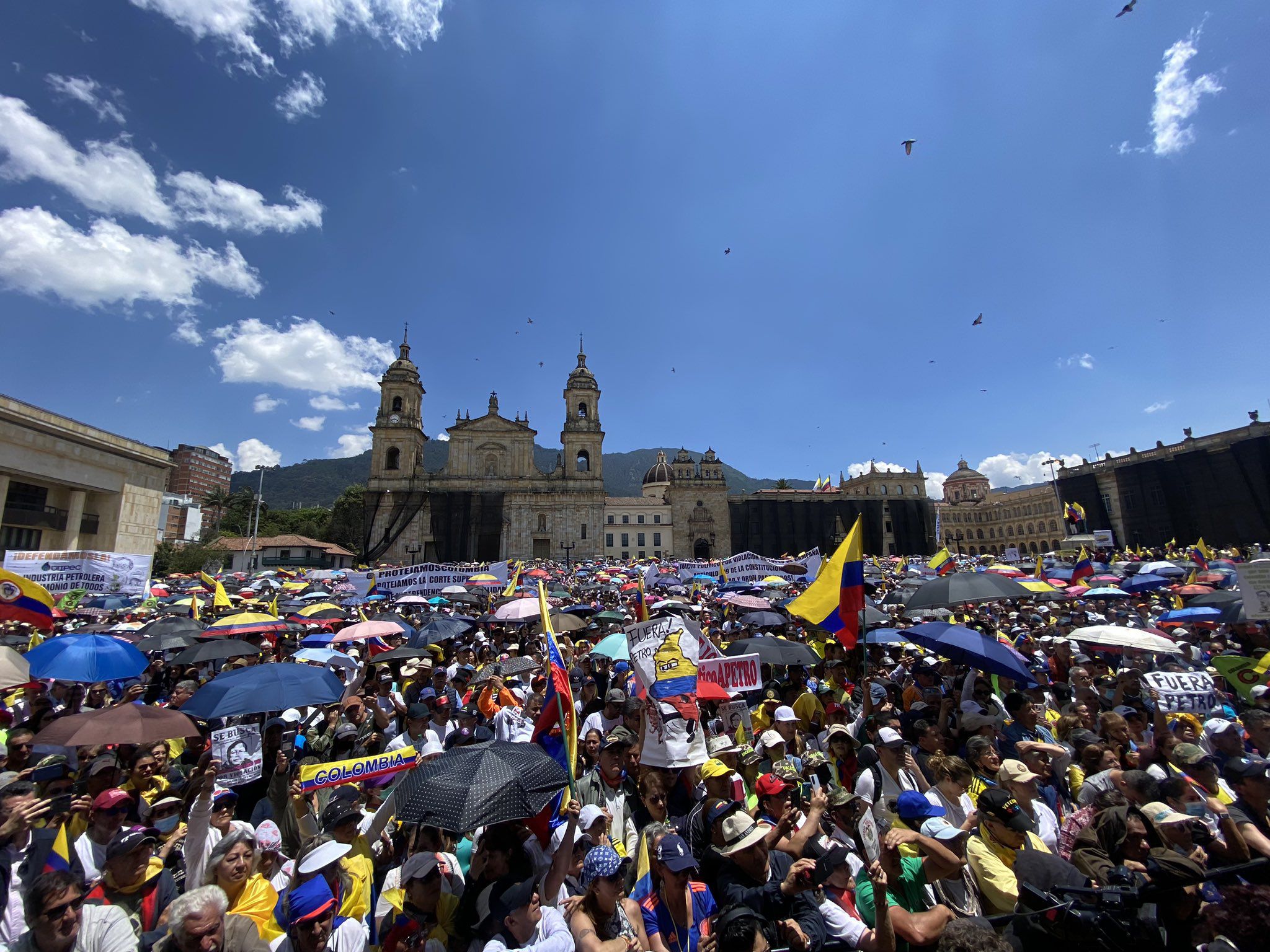 Manifestación en contra de Petro llega a la Plaza de Bolívar - crédito @Danielbricen.