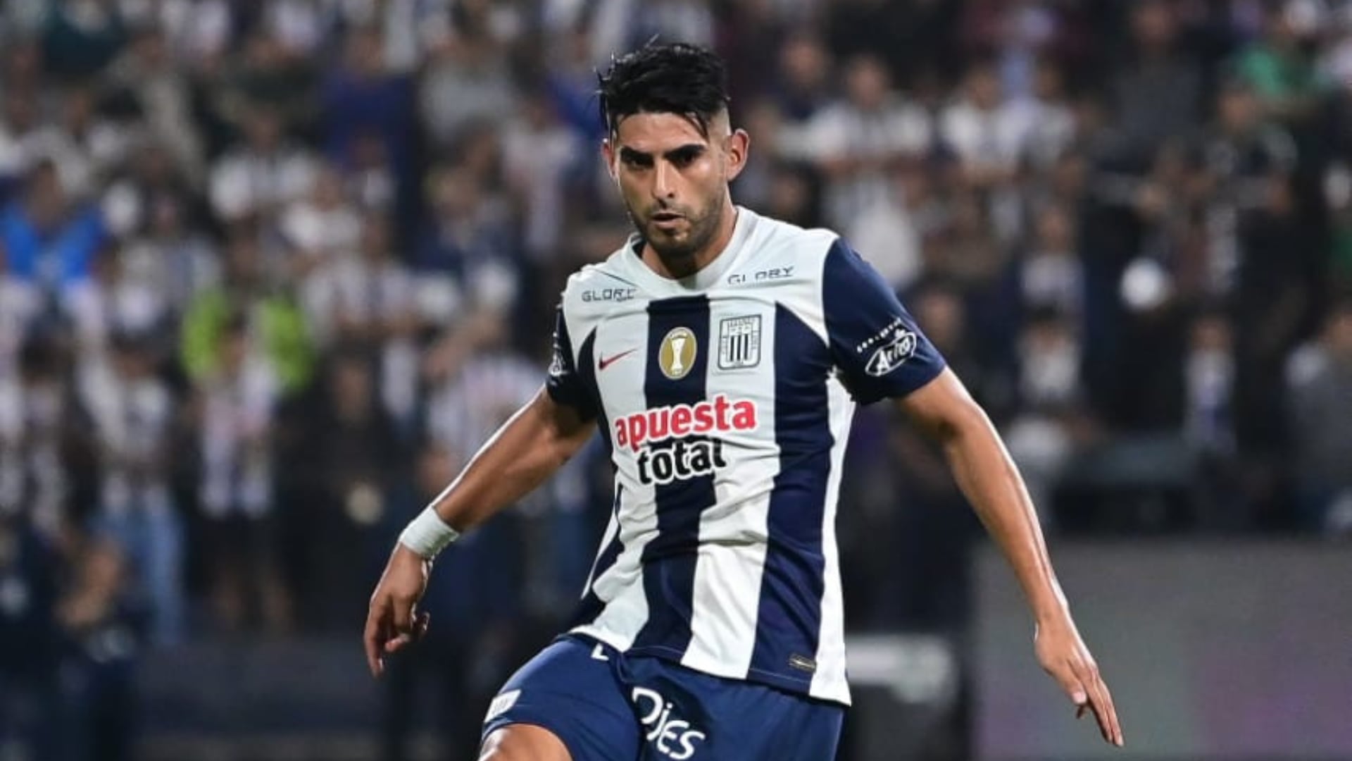 Carlos Zambrano se quedará en Alianza Lima para cumplir su contrato y jugar Liga 1 y Copa Libertadores 2024. - créditos: Liga 1