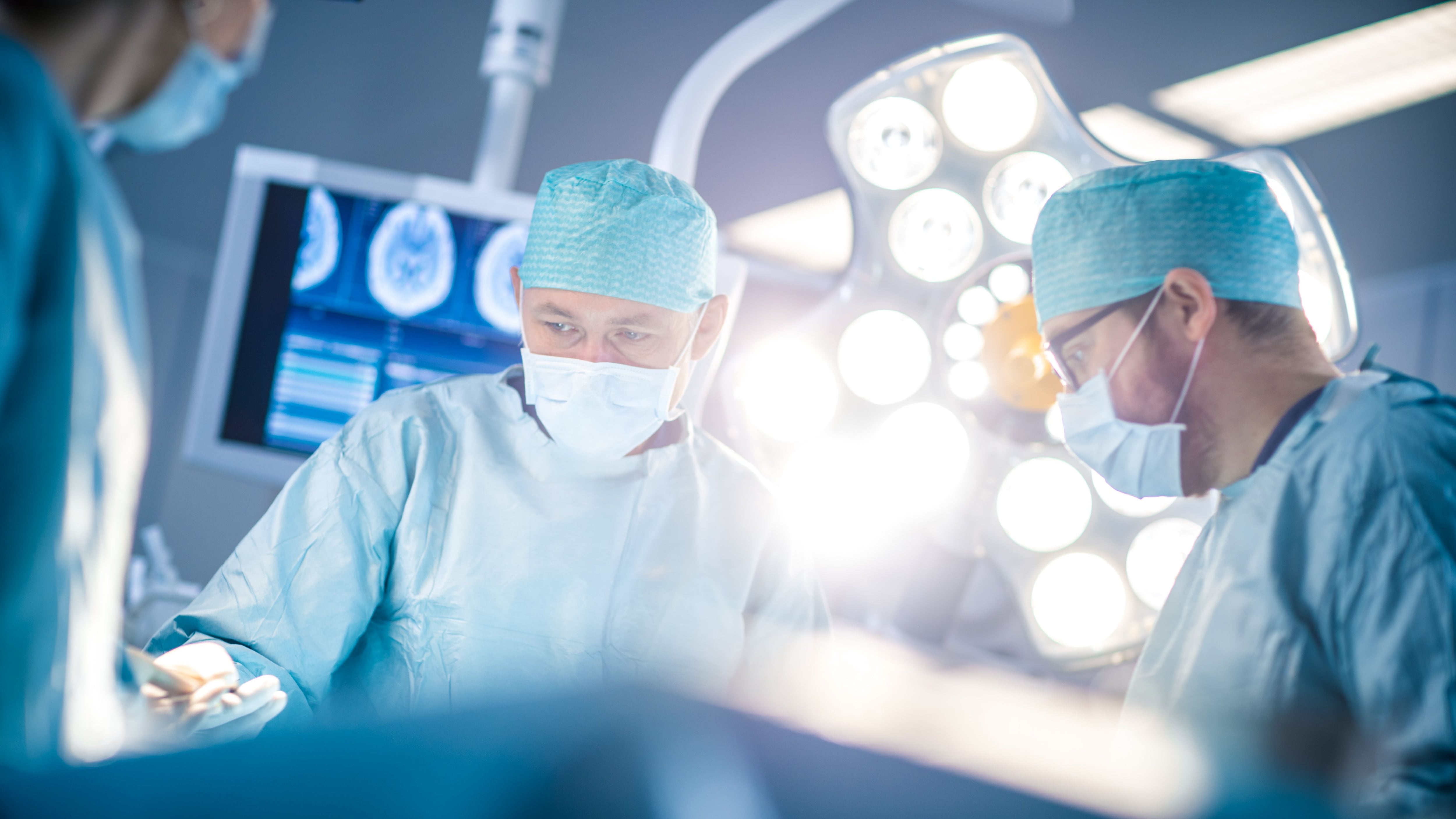 Doctores en mitad de una operación en un quirófano (Shutterstock)