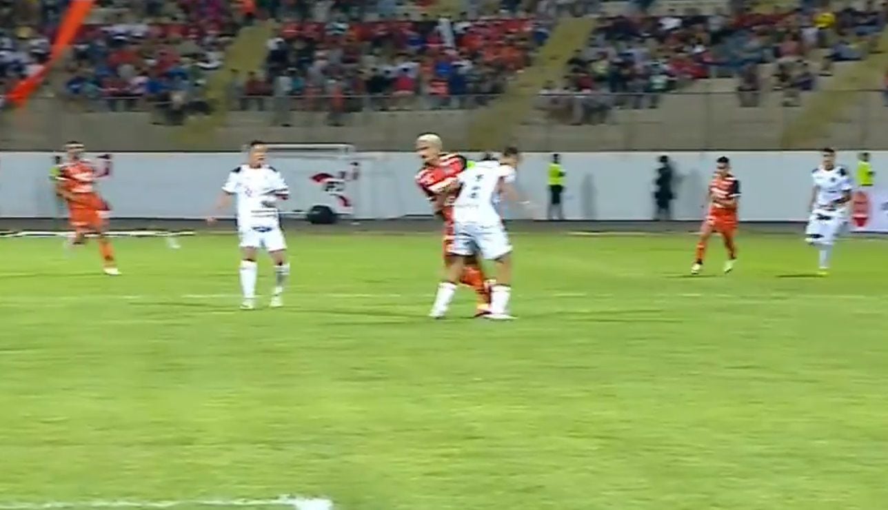 La falta de Paolo Guerrero sobre Jonathan Bilbao que le costó la tarjeta amarilla en César Vallejo vs Cusco FC. - captura: L1 MAX