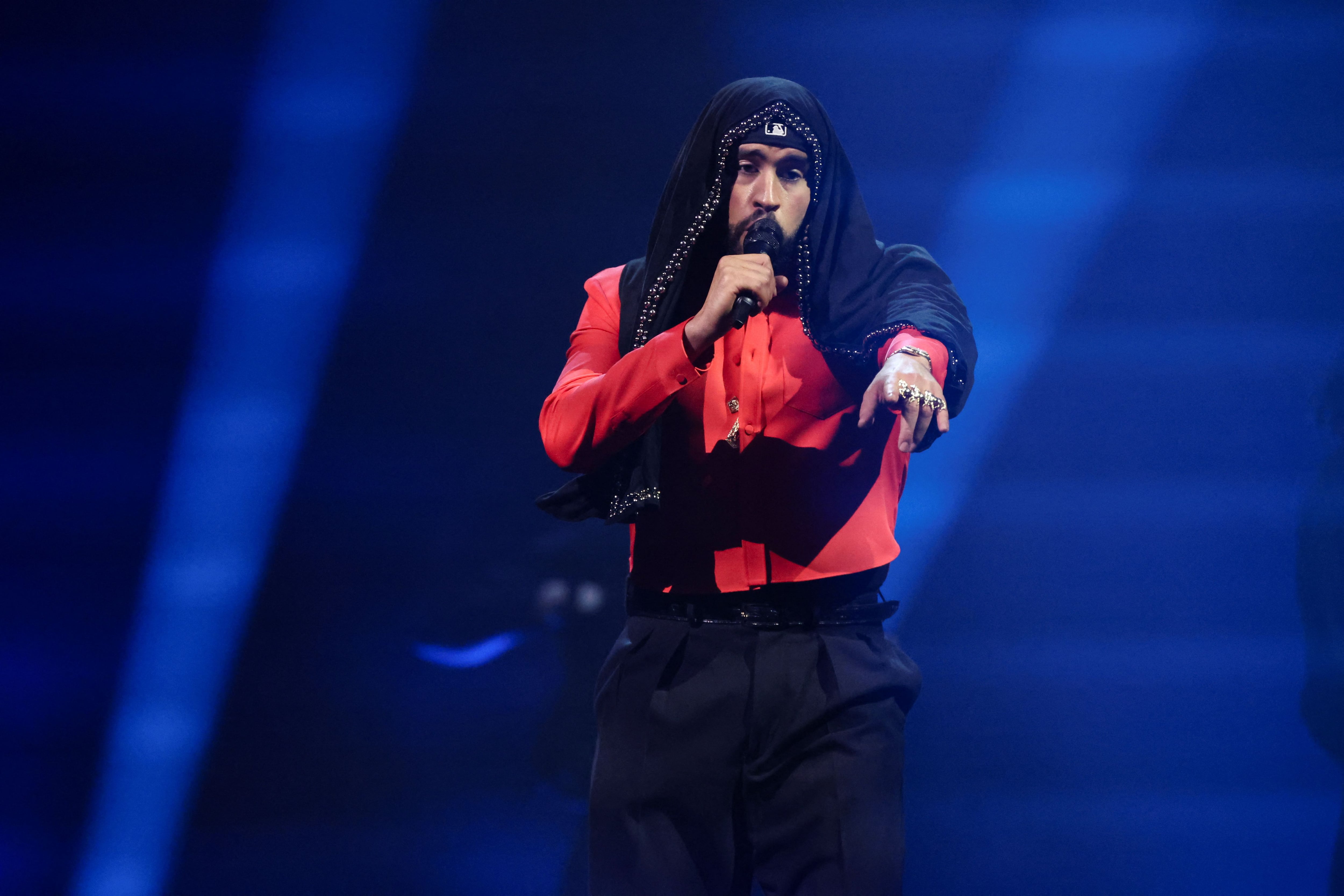 Bad Bunny ganó el premio a Mejor álbum urbano en 2023, mientras que Karol G triunfó como la Artista del año en esa edición. (Créditos: REUTERS/Mario Anzuoni)