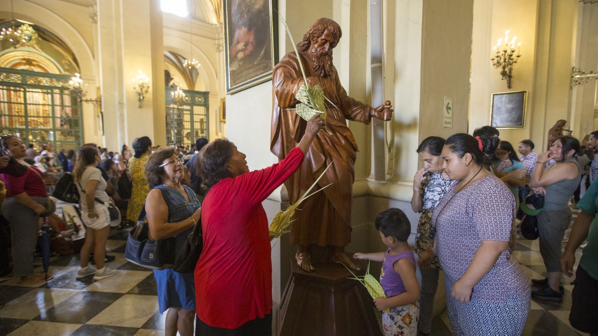 Cientos de fieles recorren las 7 iglesias en Semana Santa| Andina