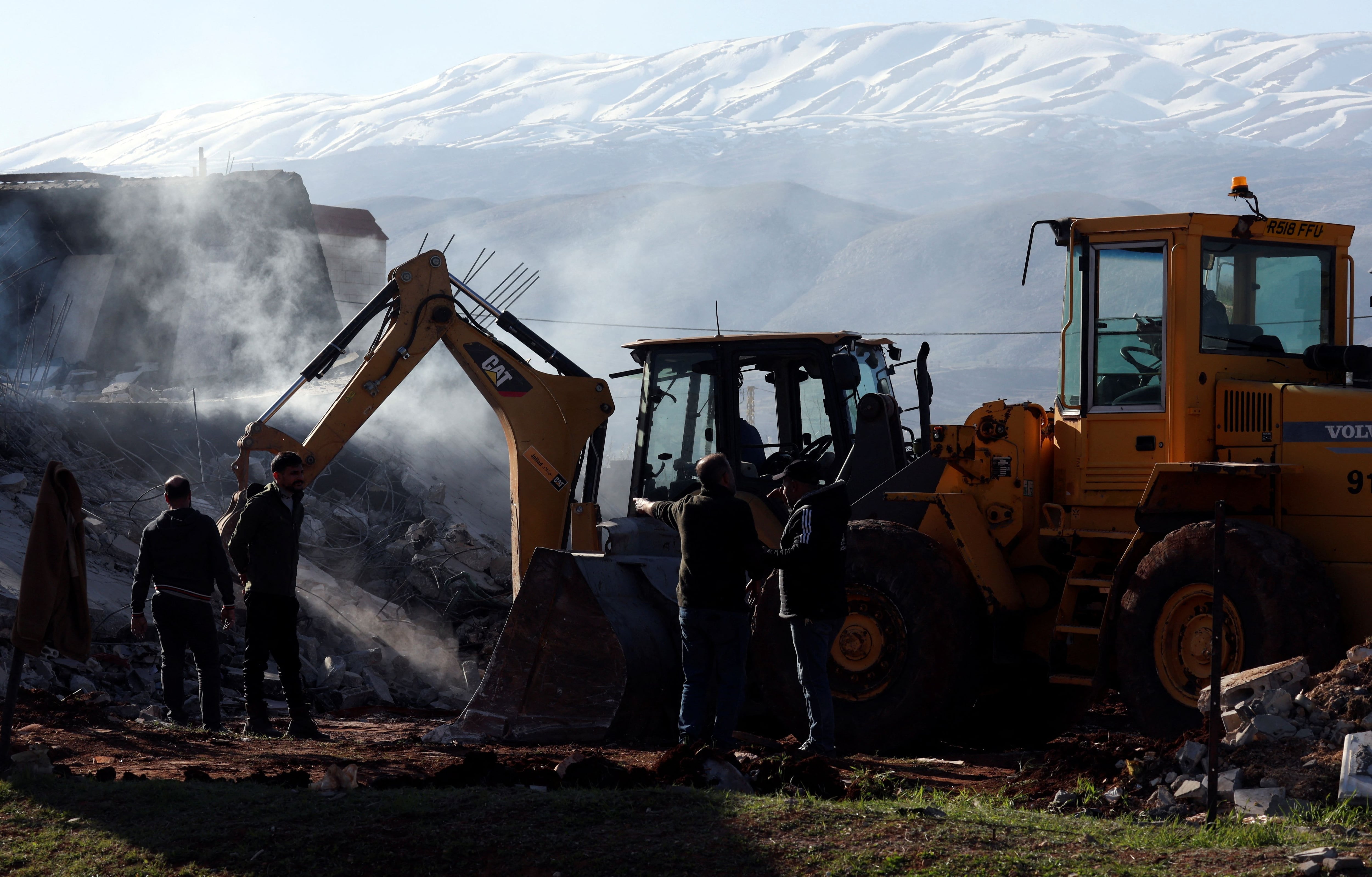 Maquinaria pesada opera en un sitio golpeado por un bombardeoen Saraain, Líbano (REUTERS/Mohamed Azakir)