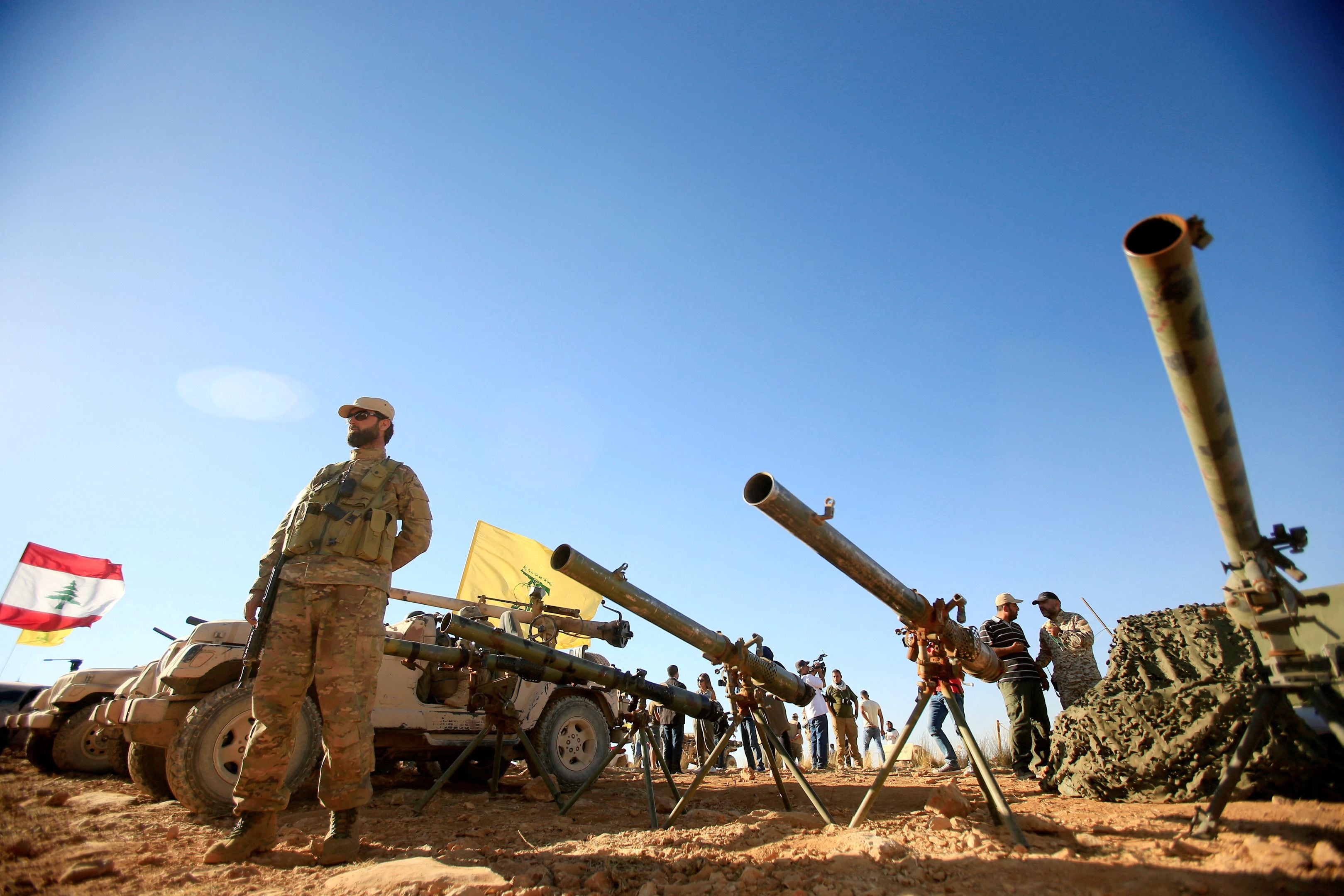 Un combatiente de Hezbollah frente a artillería antitanque en Juroud Arsal (REUTERS/Ali Hashisho)