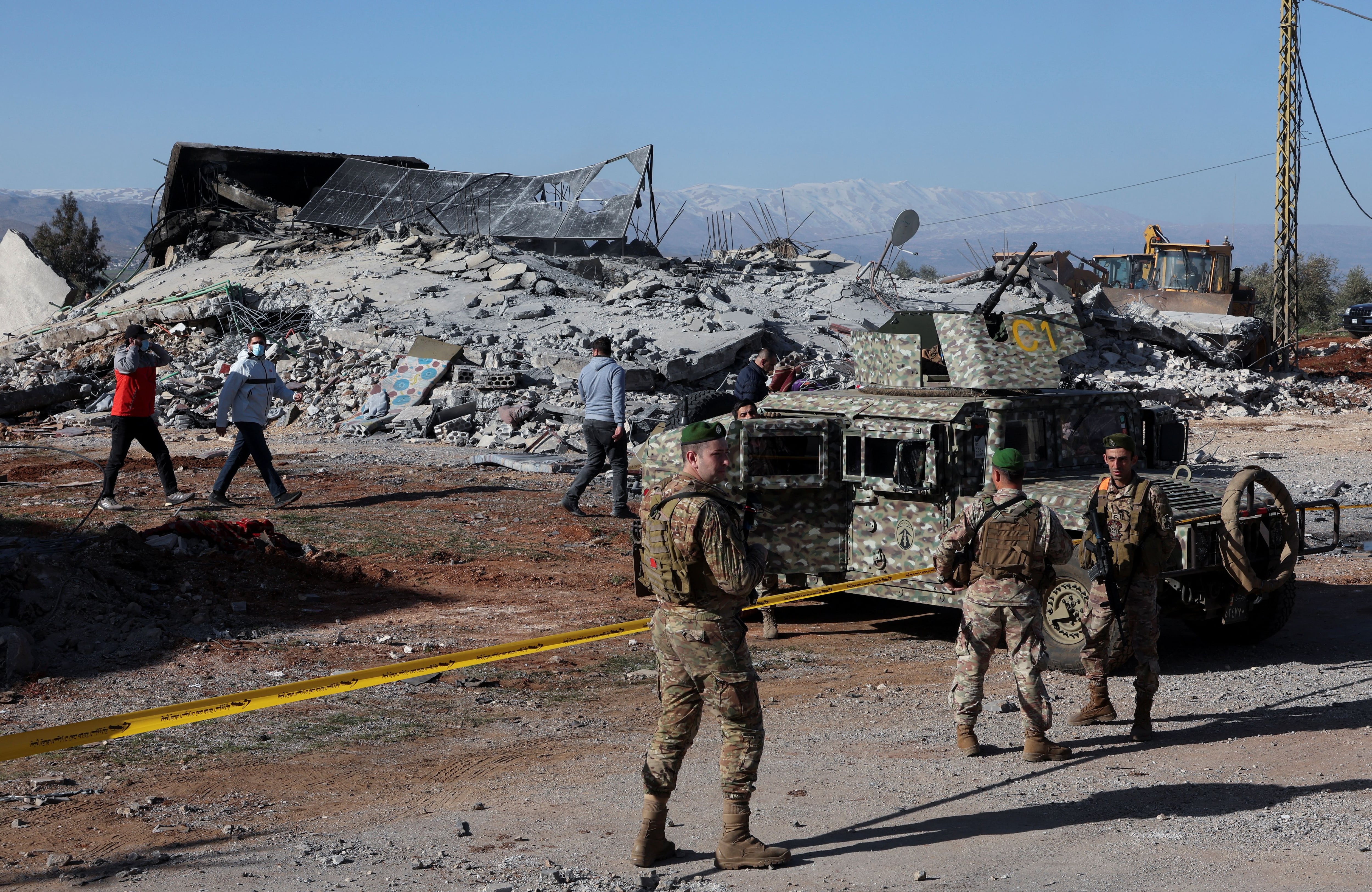 Soldados del ejército libanés aseguran un lugar que fue alcanzado por un ataque en Saraain, Líbano, este 12 de marzo de 2024 (REUTERS/Mohamed Azakir)