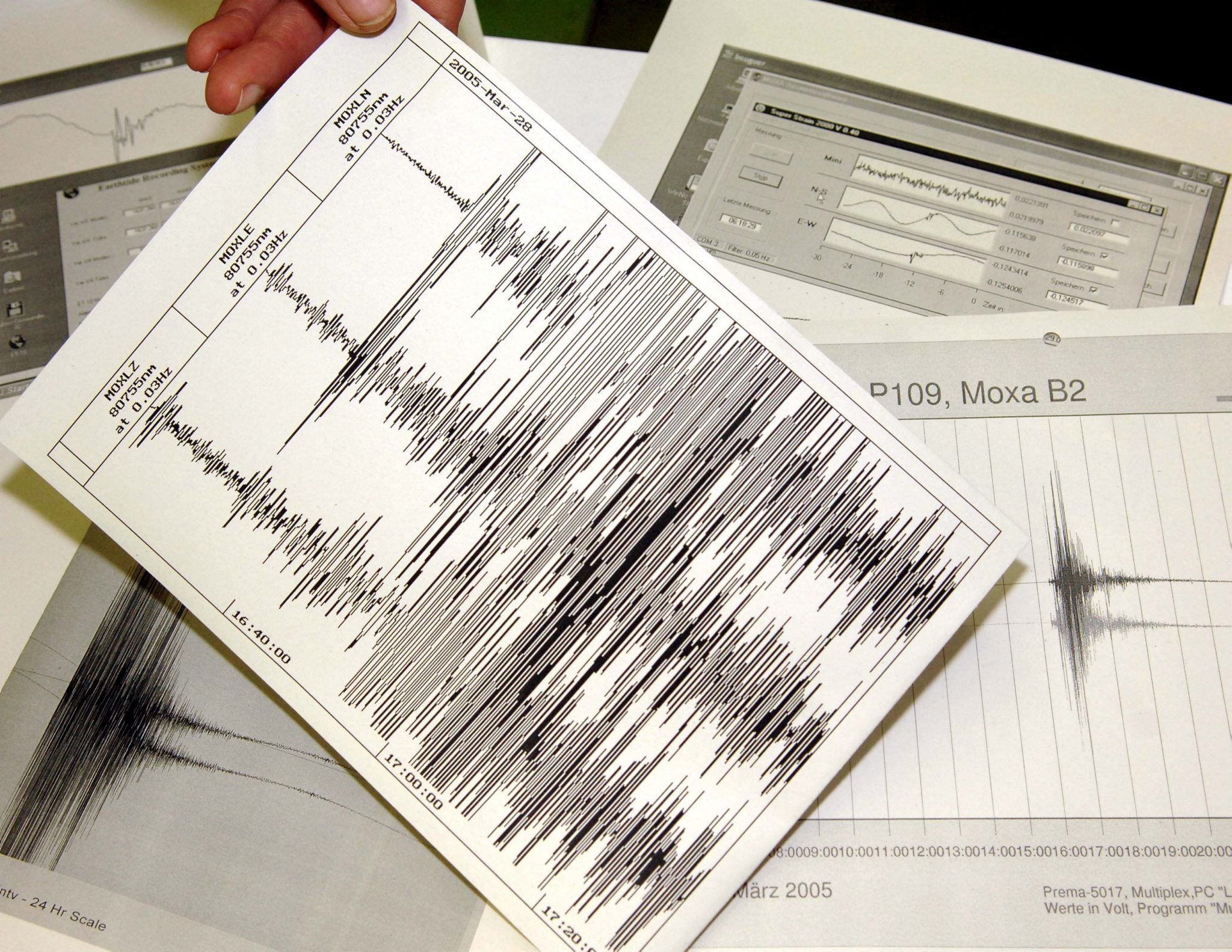 Varios gráficos muestran una señal originada por un sismo, en un fotografía de archivo. EFE/Jan-Peter Kasper 