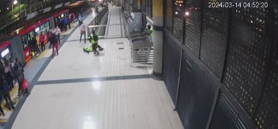 Usuario de Transmilenio golpeó a una funcionaria y la dejó noqueada - crédito captura de pantalla