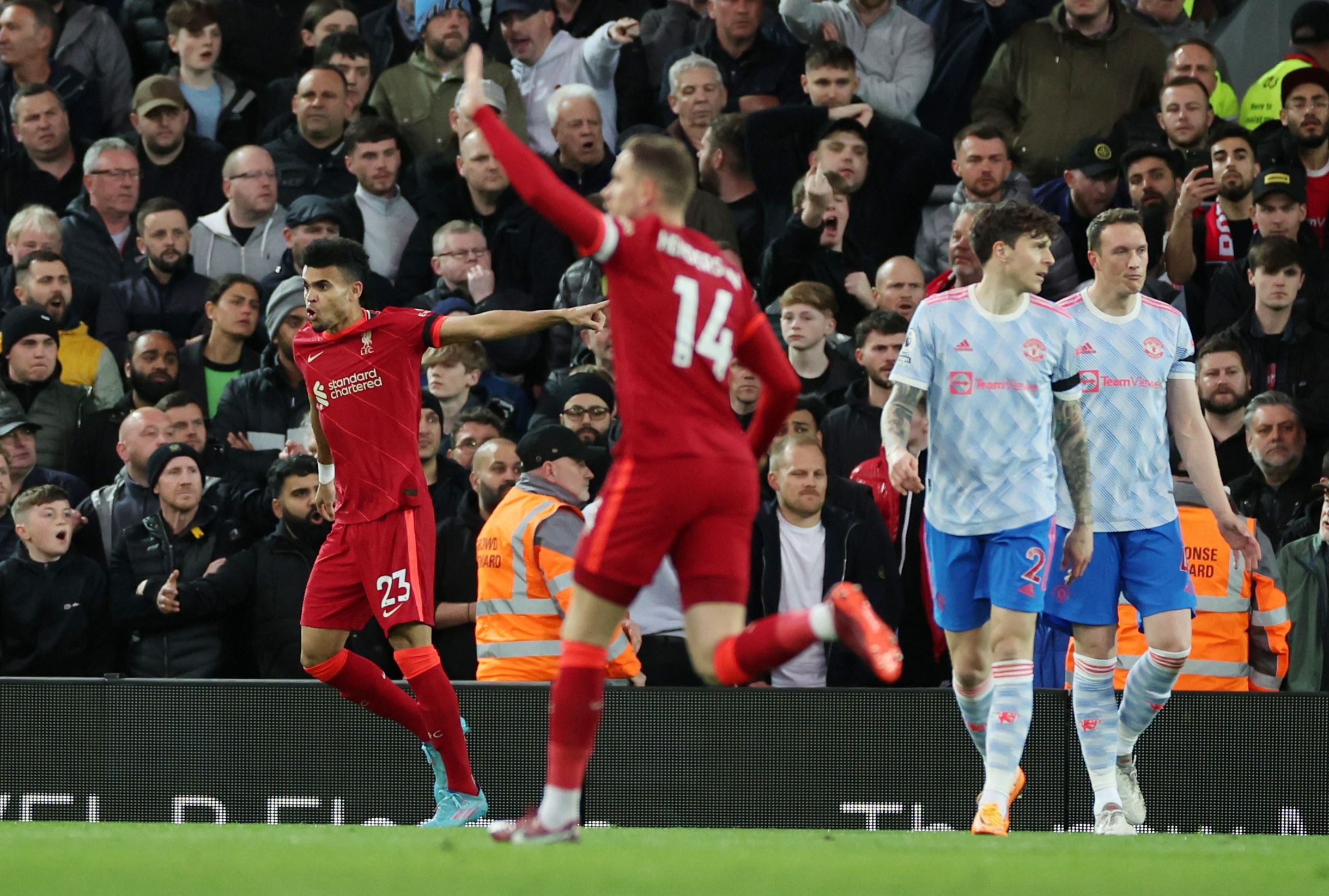 Luis Díaz celebra su primer gol, el 19 de abril del 2022, ante Manchester United en la Premier League - crédito Phil Noble/REUTERS