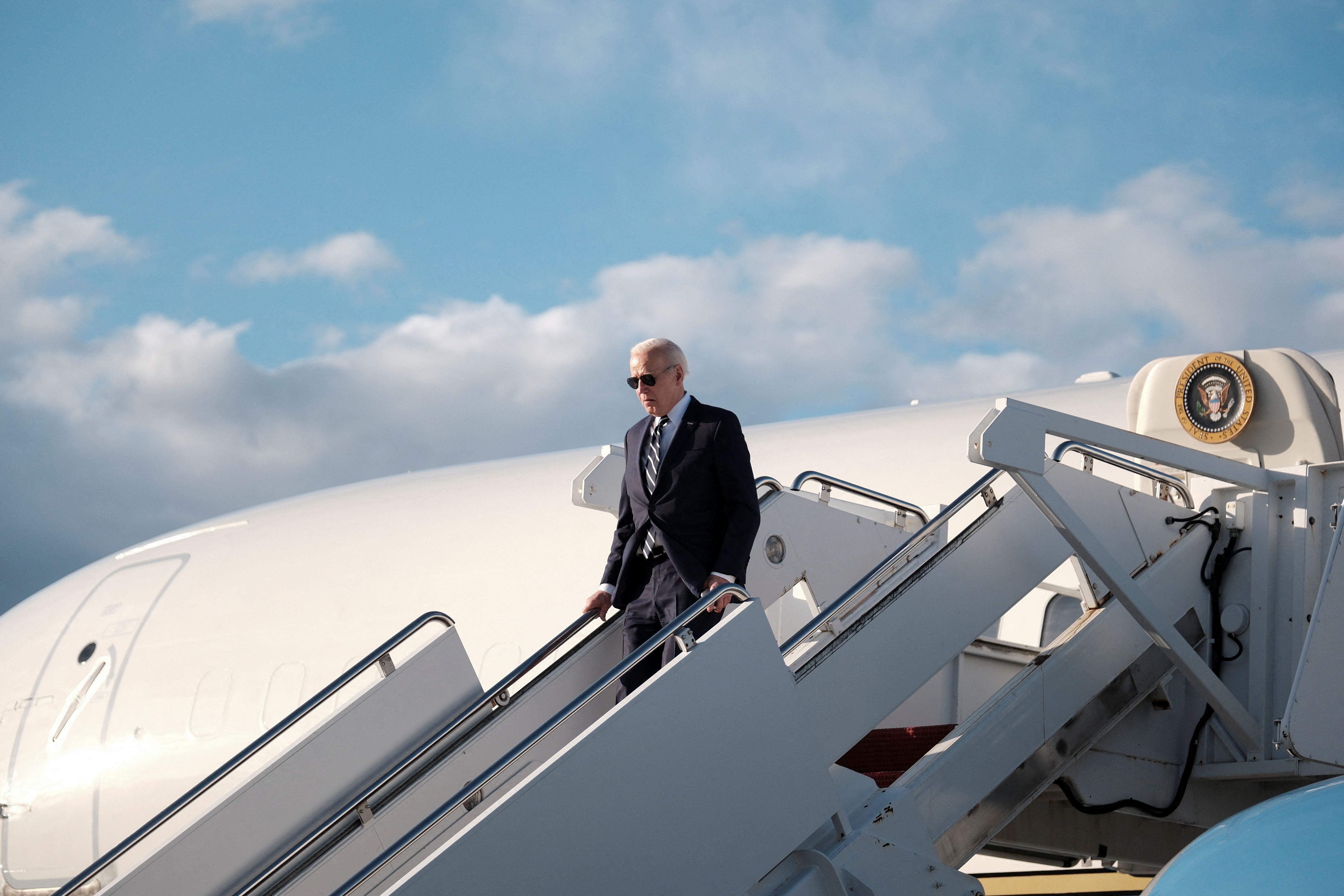 Joe Biden, presidente de EEUU, desembarca del Air Force One (REUTERS/Michael A. McCoy)