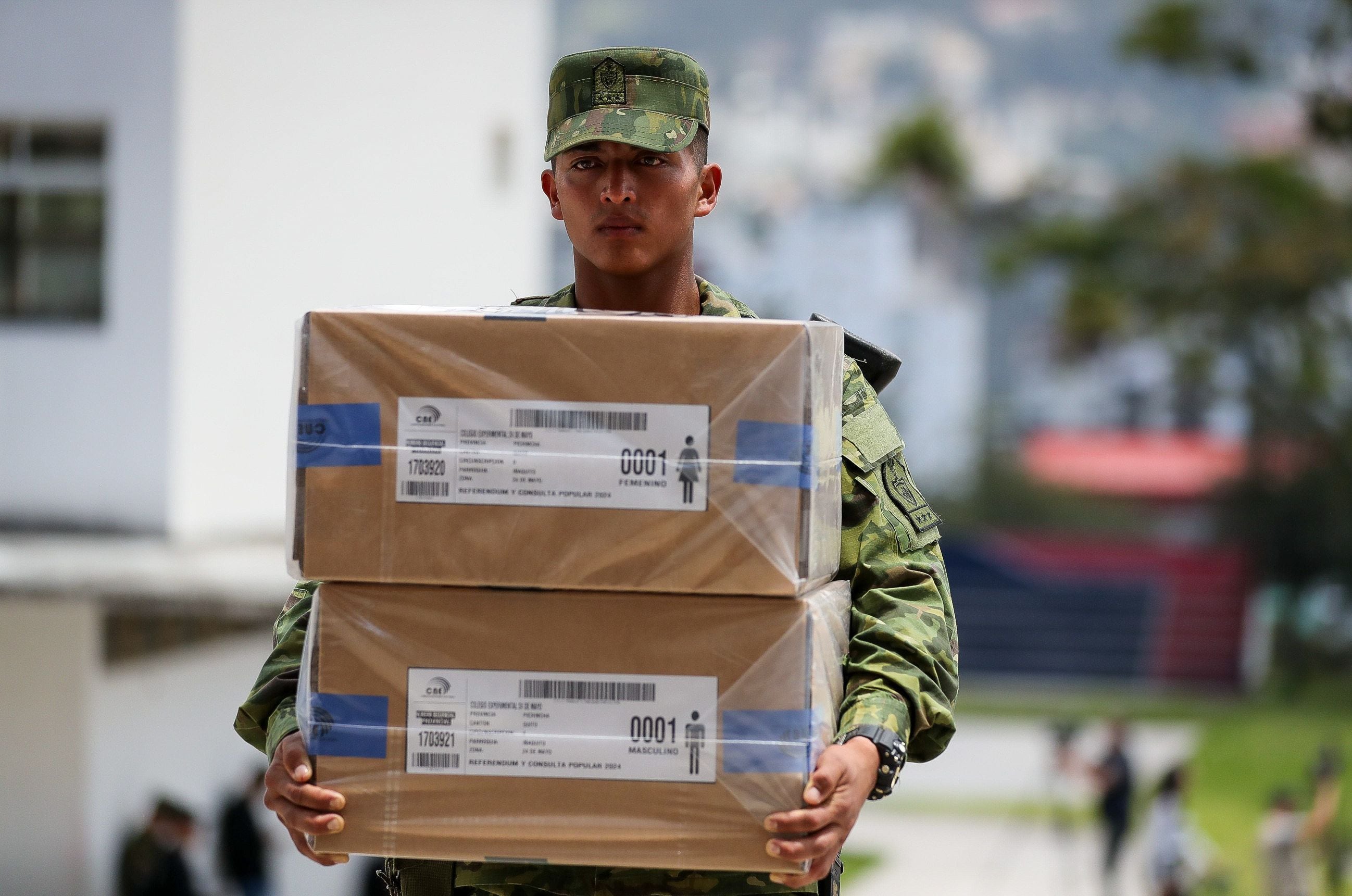 Soldados ecuatorianos despliegan material logístico para la realización de las votaciones del referéndum y consulta popular. (EFE/ José Jácome) 
