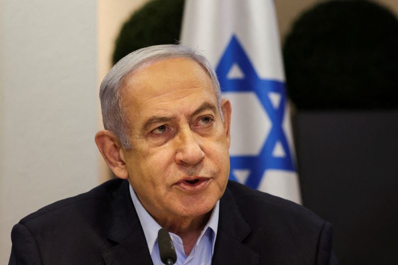 El primer ministro israelí, Benjamin Netanyahu, convoca la reunión semanal del gabinete en el Ministerio de Defensa en Tel Aviv, Israel. 7 de enero de 2024 (REUTERS/Ronen Zvulun/Pool/Archivo)