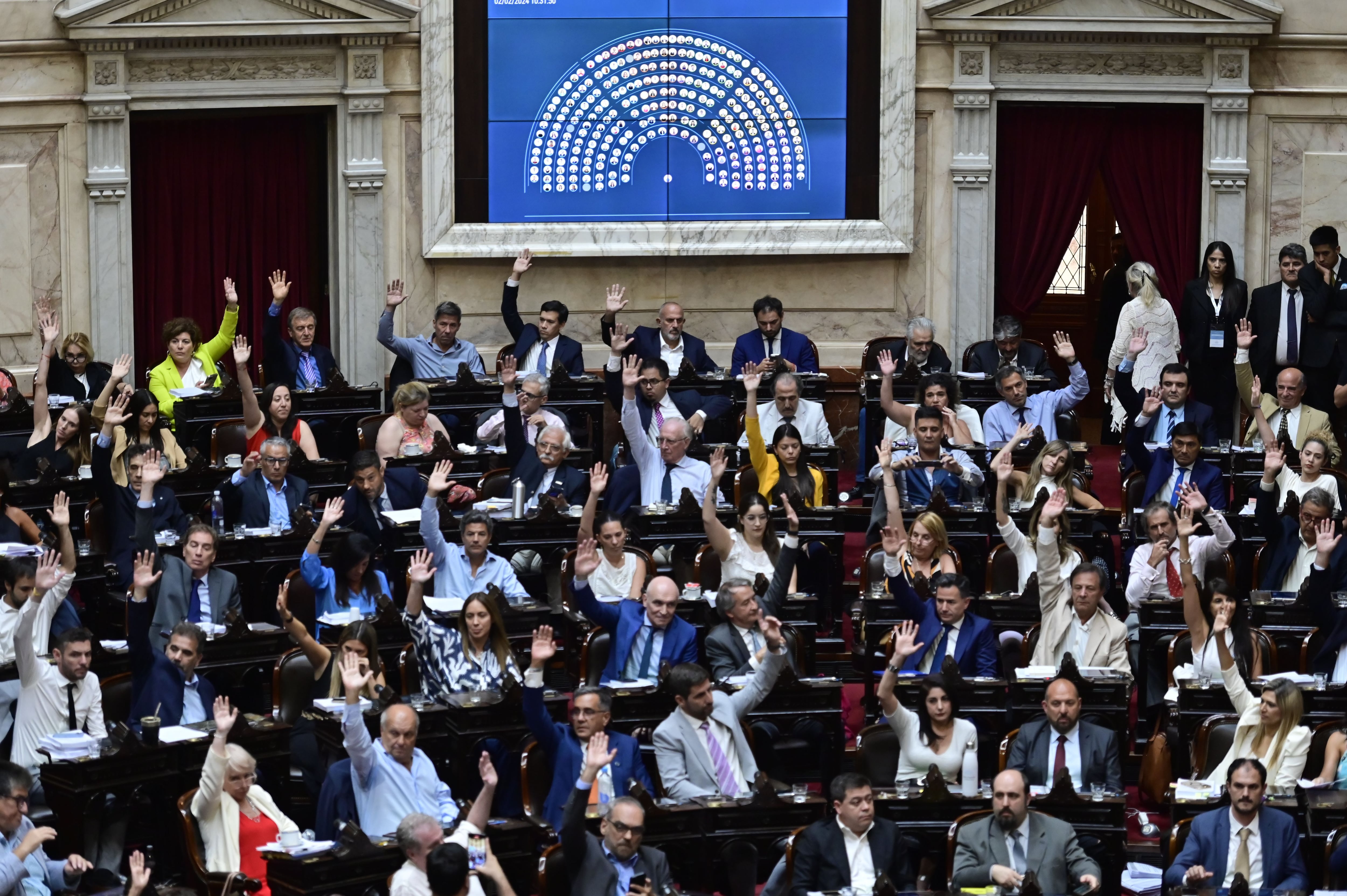 Fotografía de archivo del 2 de febrero de 2024 de diputados argentinos mientras participan en la sesión plenaria en la cual se retomó el debate de la 'ley ómnibus', en Buenos Aires (Argentina). EFE/ Matías Martín Campaya 