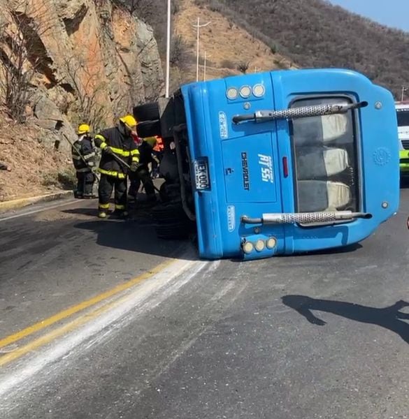 Bus perdió el control y se volcó en l a vía - crédito Redes sociales