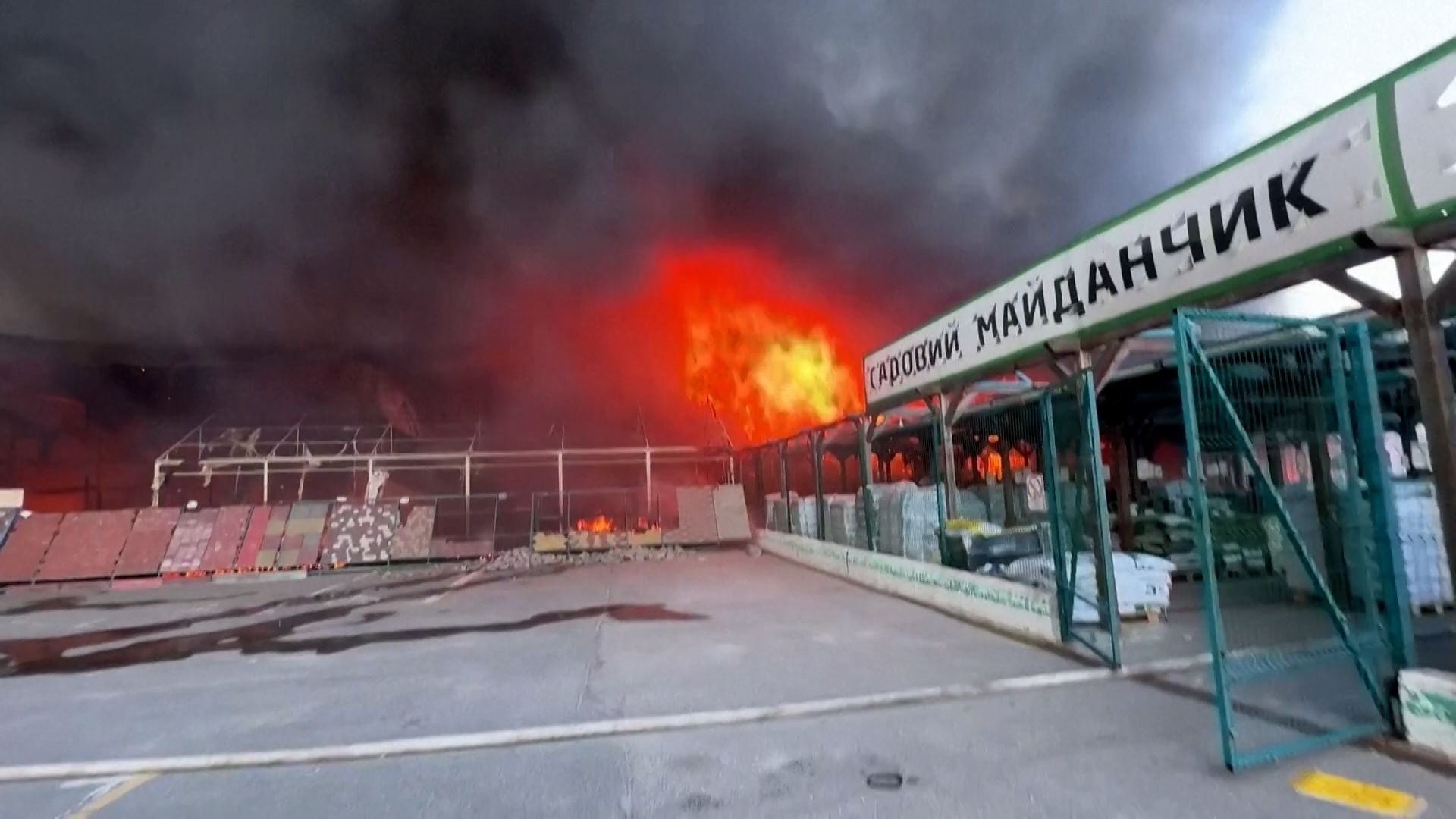 El momento en el que dos bombas impactaron contra un hipermercado en Kharkiv