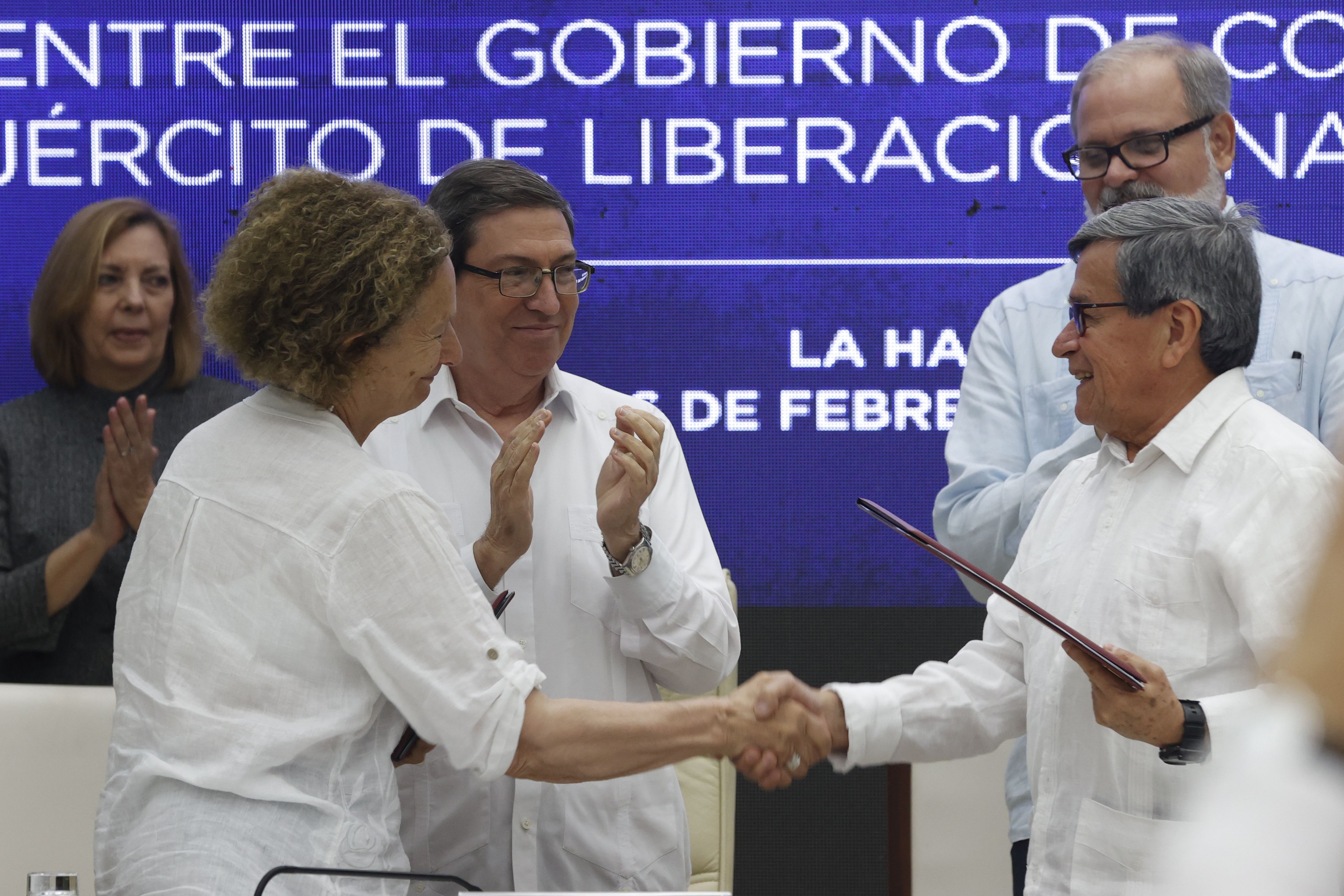 Pablo Beltrán (d), jefe negociador del Ejército de Liberación Nacional (ELN); Vera Grabe (i), jefa del equipo de negociación del Gobierno de Colombia, en una fotografía de archivo. EFE/ Ernesto Mastrascusa 
