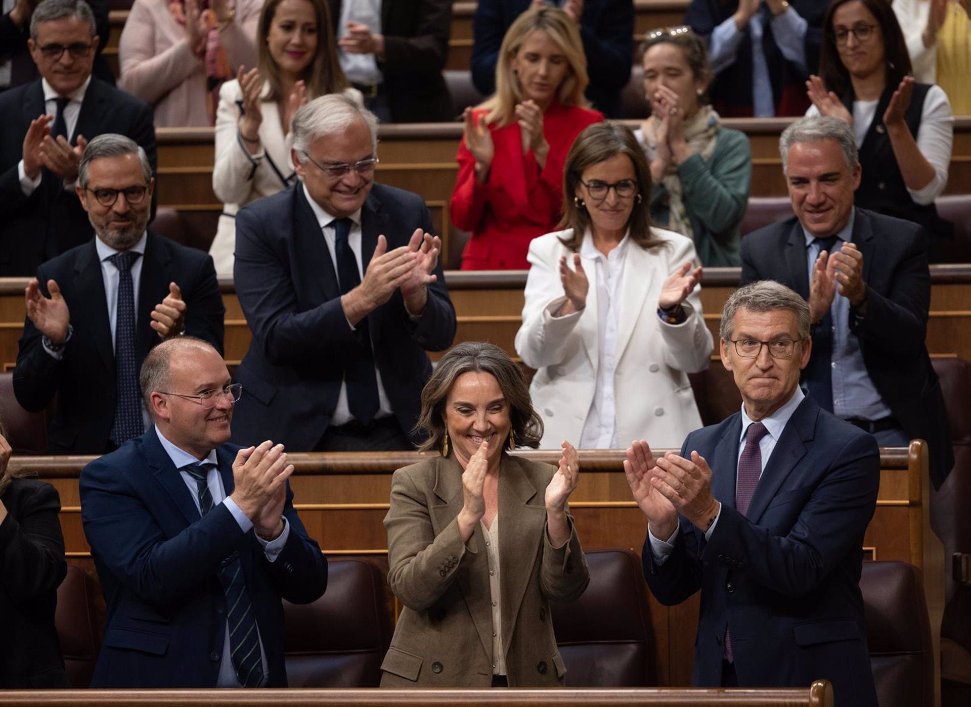 El presidente del PP, Alberto Núñez Feijóo, es aplaudido durante una sesión plenaria. (Eduardo ParraEuropa Press) 