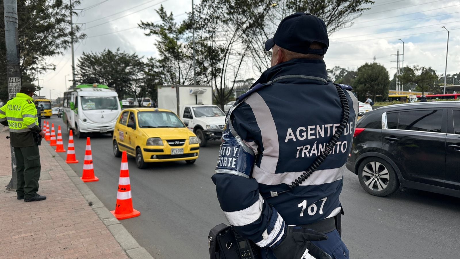 Personal del sector movilidad en labores de control - crédito @BogotaTransito / X