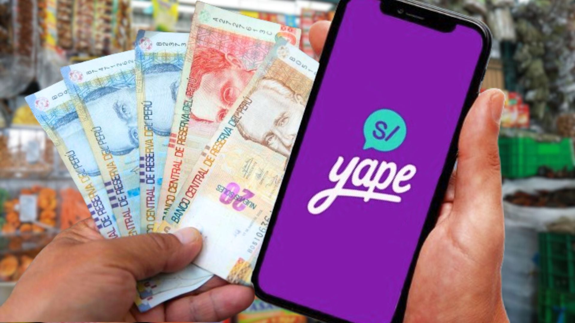 Mano con dinero y mano con Yape frente a mercado