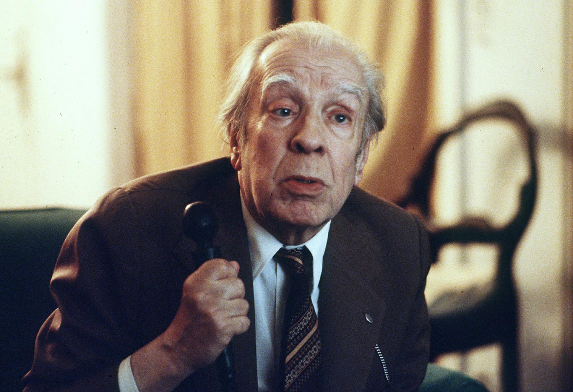 El escritor argentino Jorge Luis Borges tuvo una miopía severa desde niño, que le fue produciendo una pérdida gradual de la visión (AP)