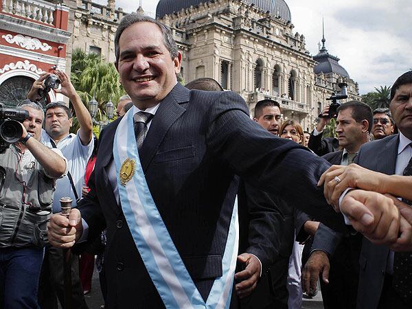 Alperovich en la asunción de uno de sus tres mandatos como gobernador de Tucumán (Foto: Télam)