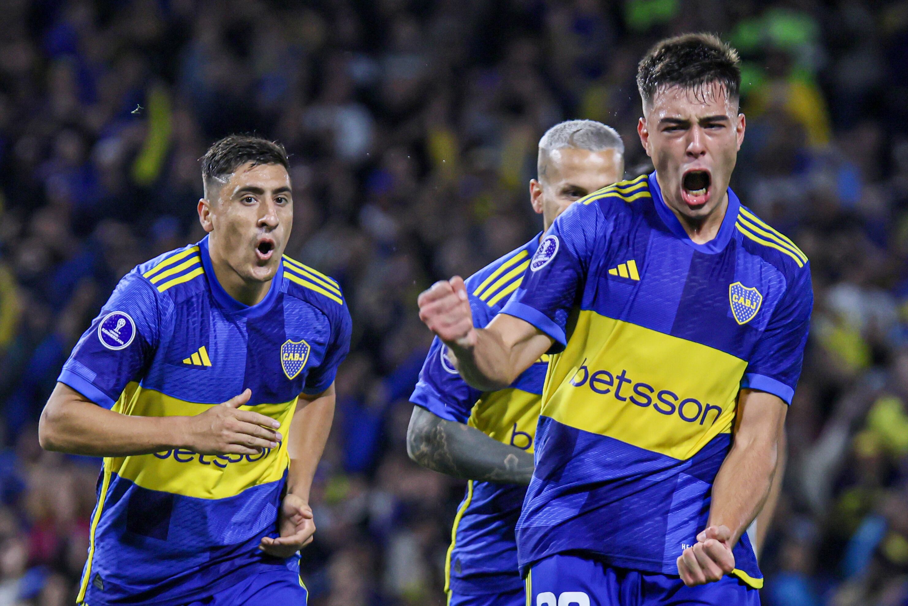 Aaron Anselmino (d) de Boca celebra un gol ante Sportivo Trinidense, en un partido de la Copa Sudamericana en el estadio La Bombonera en Buenos Aires (Argentina). EFE/ Luciano González