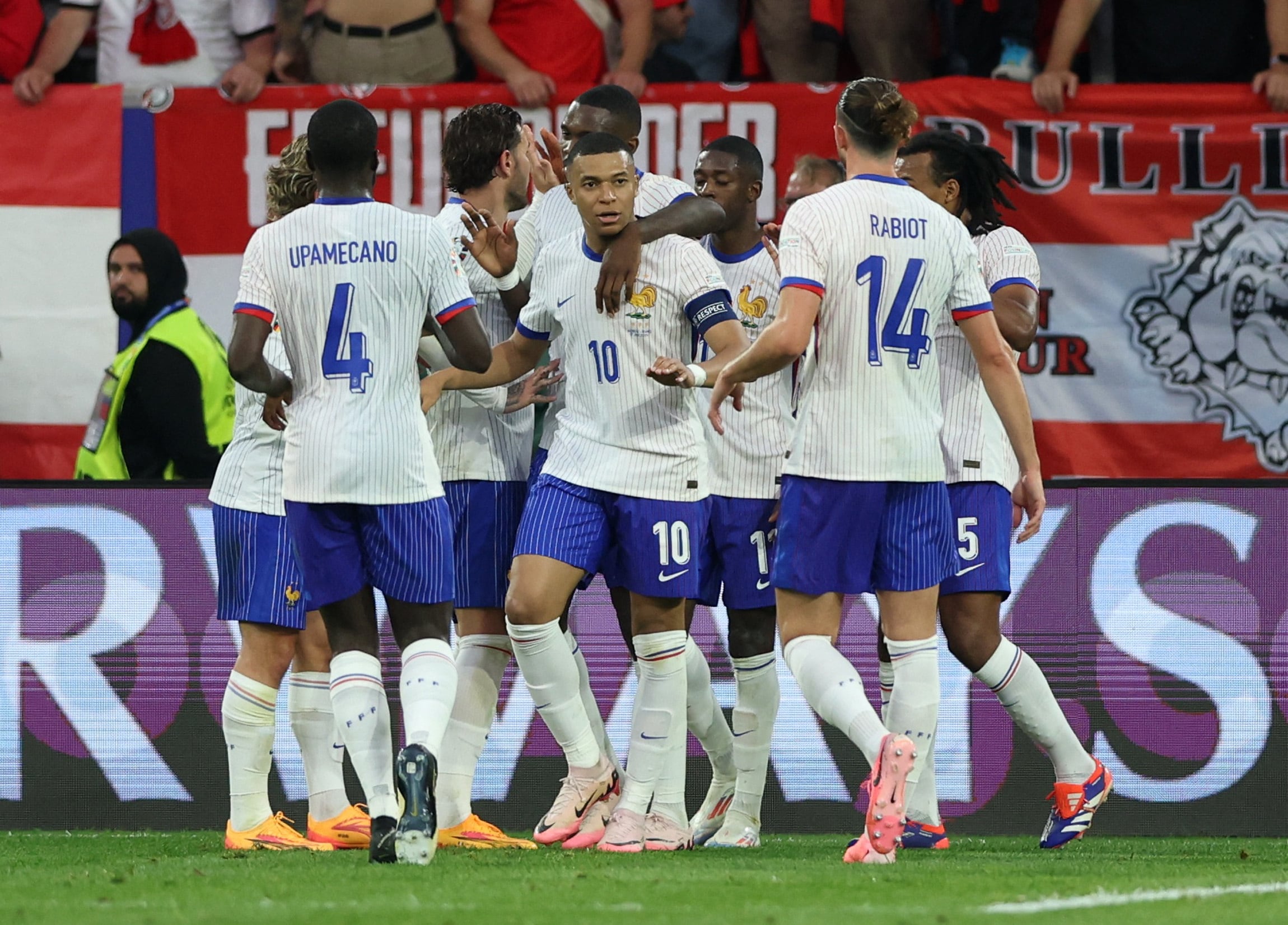 La selección francesa celebrando el gol ante Austria (REUTERS/Thilo Schmuelgen)